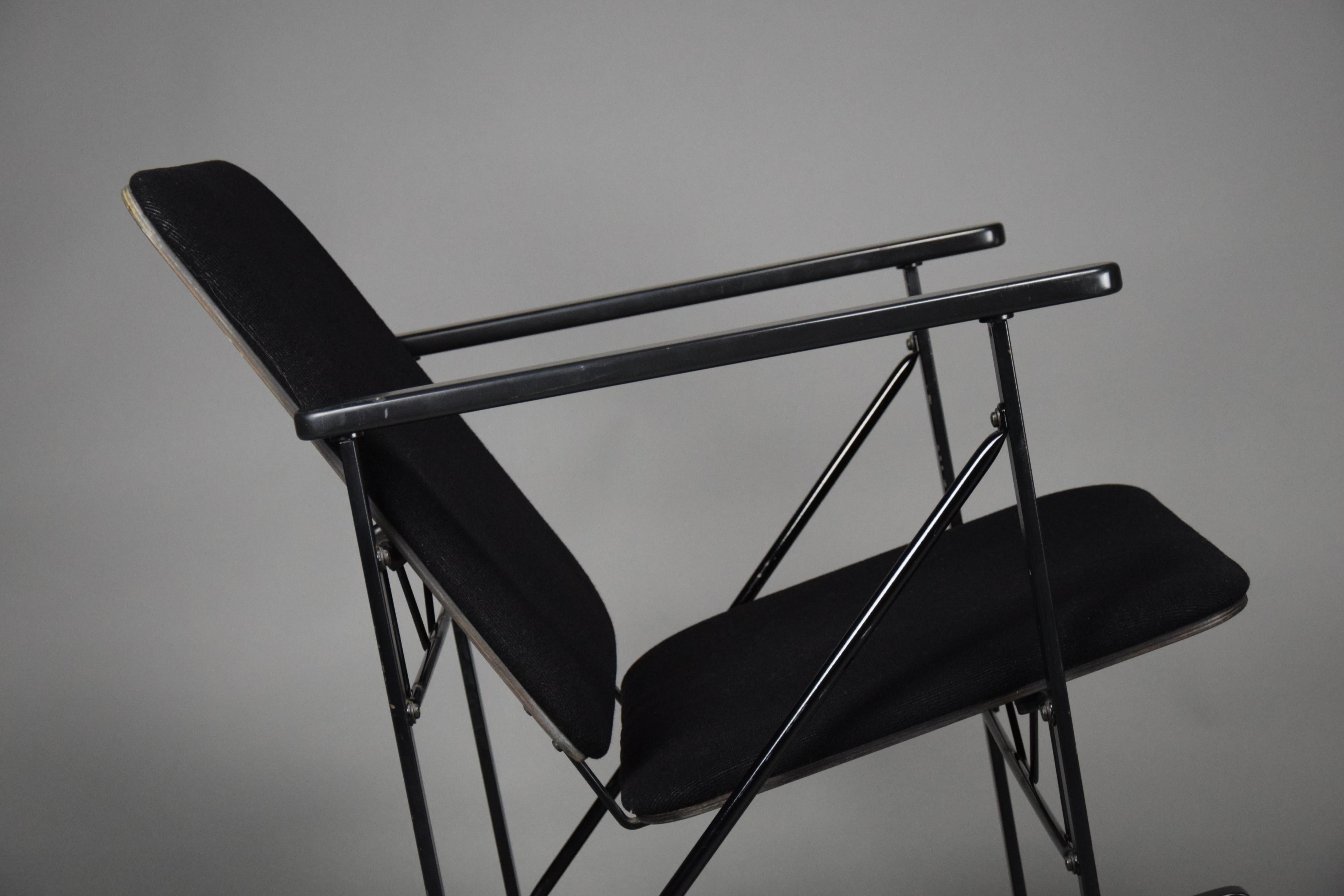 Voici un meuble étonnant - le fauteuil à bascule minimaliste et épuré d'Yrjö Kukkapuro pour Avarte. Cette chaise est un véritable exemple de design moderne, avec un accent sur la forme et la fonction qui crée un équilibre parfait entre style et