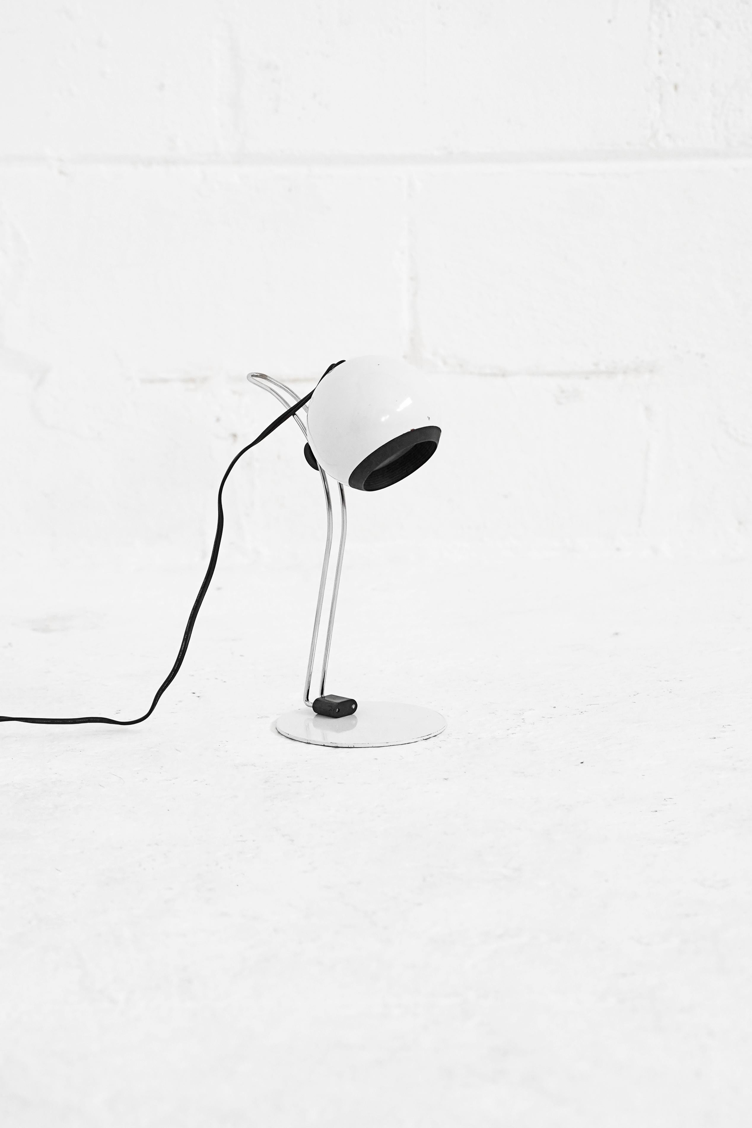 Lampe de table atomique unique et vintage avec la forme iconique d'un globe oculaire. En état de marche.