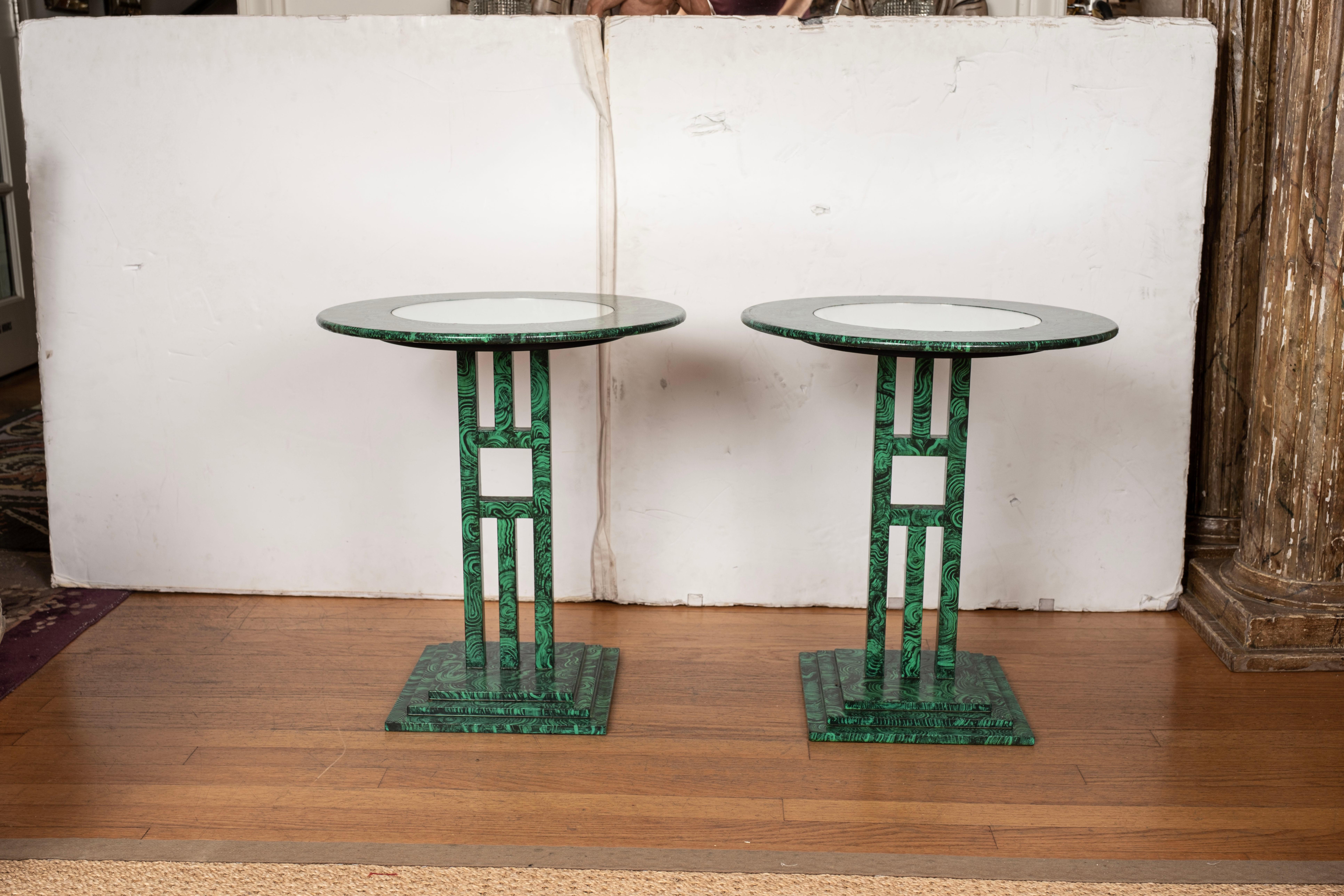 Vintage Pair of Post Modern Faux Malachite Tische.
Dieses großartige Paar postmoderner Beistelltische wurde wunderschön mit einer Malachitimitation lackiert.
Diese Tische haben ein modernistisches Design mit runden Spiegelplatten, die von