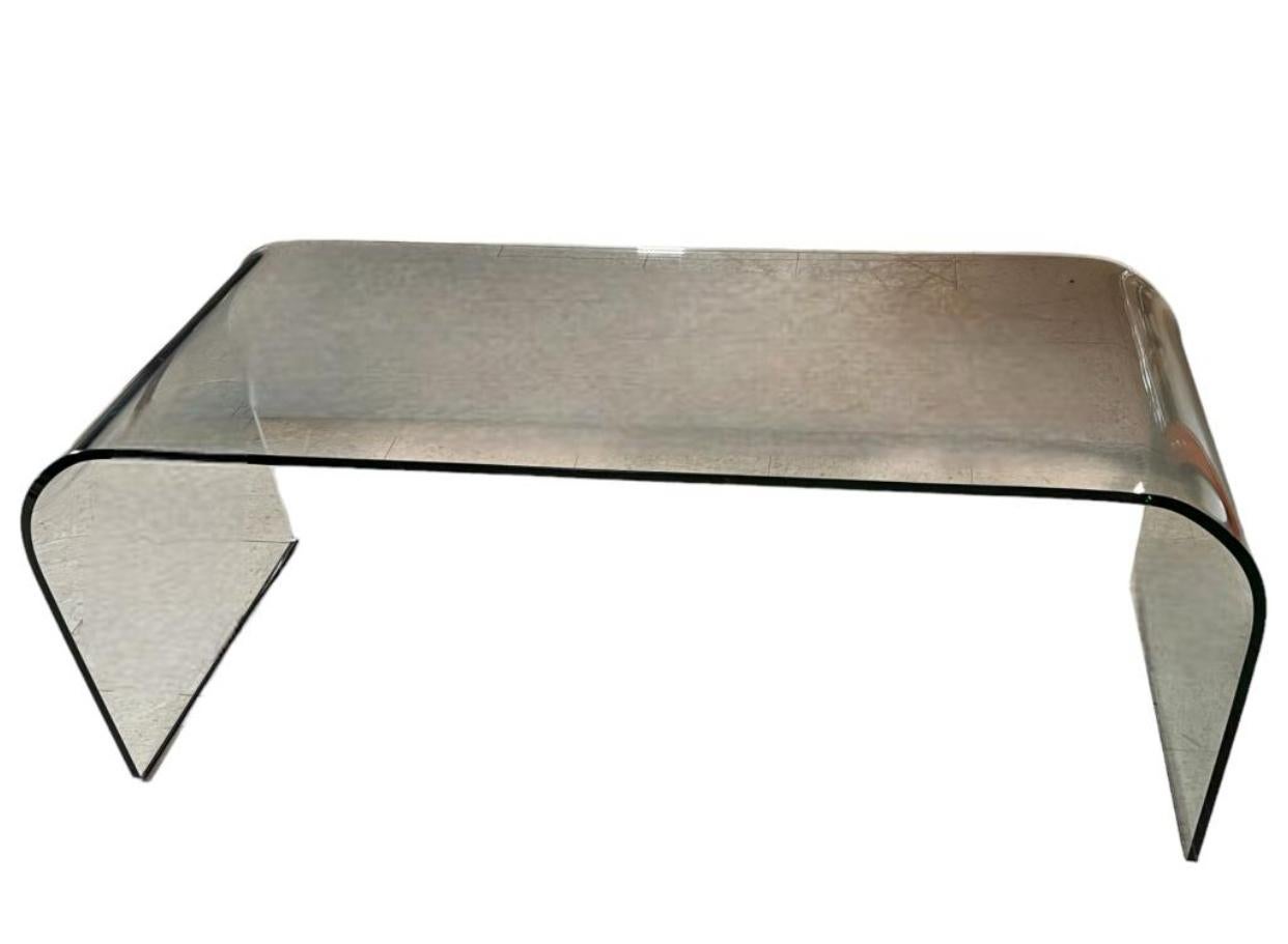 Post Modern Fiam Italia Gebogener Couchtisch aus Glas im Zustand „Gut“ im Angebot in Chicago, IL