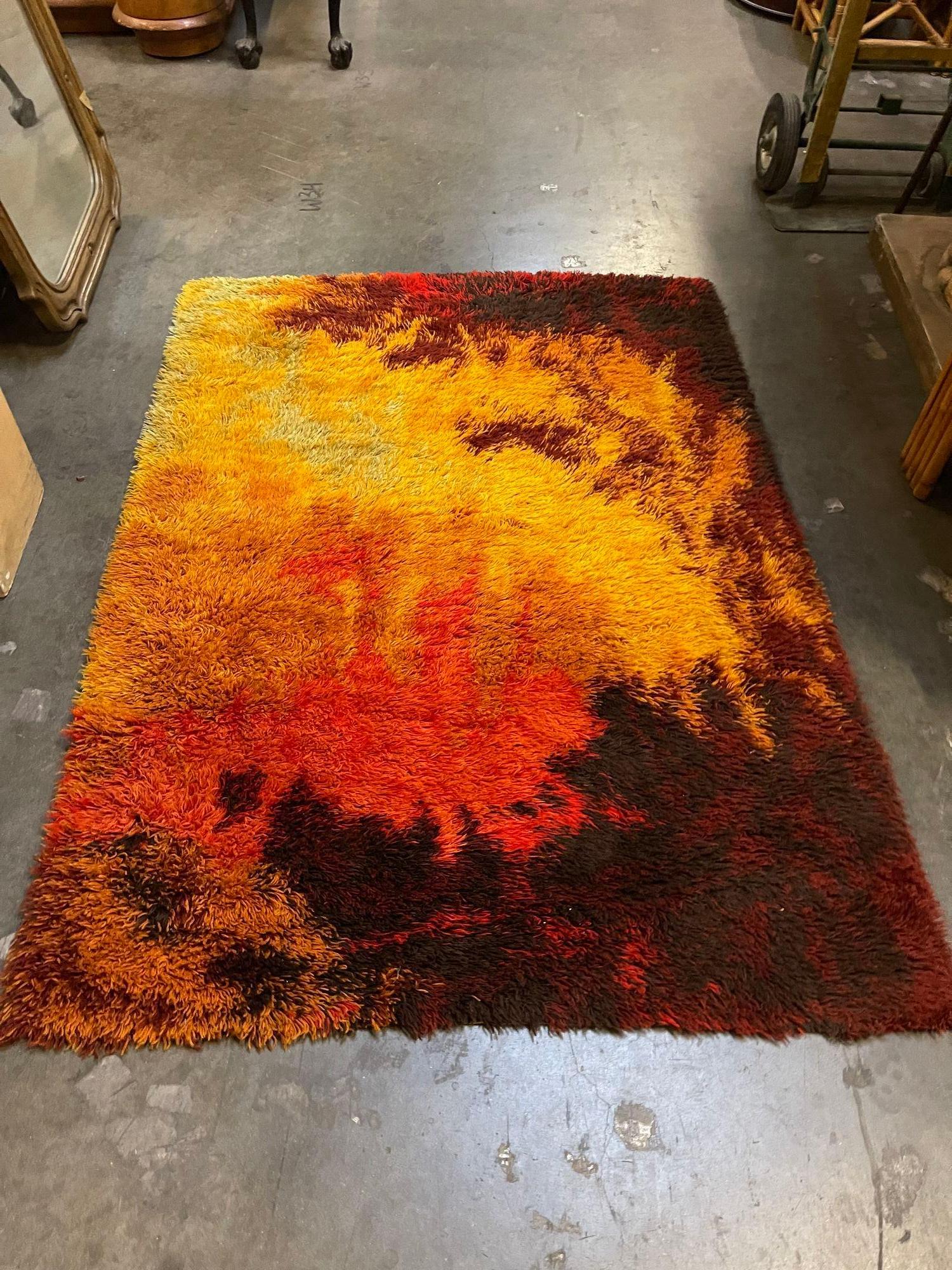 Post Modern Fire Hand-Hooked Scandinavian Shag Rug w/ Abstract Design In Excellent Condition For Sale In Van Nuys, CA