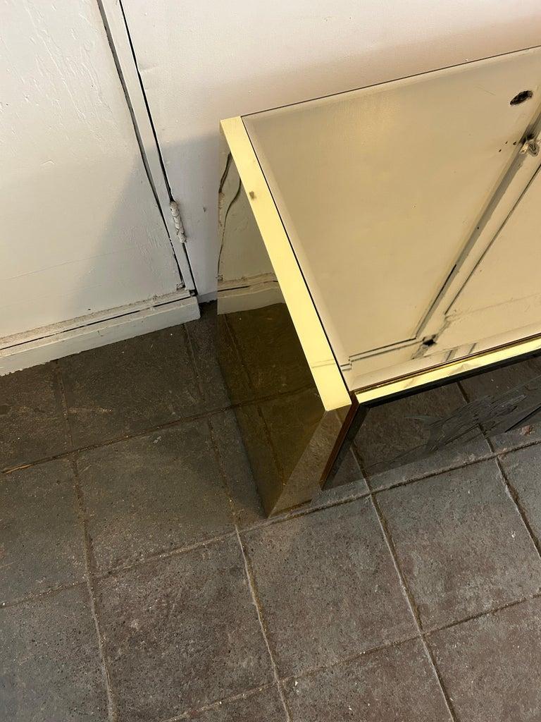 Italiano Credenza a 4 ante con specchio in ottone Post Modern Floral in vetro fumé a specchio in vendita
