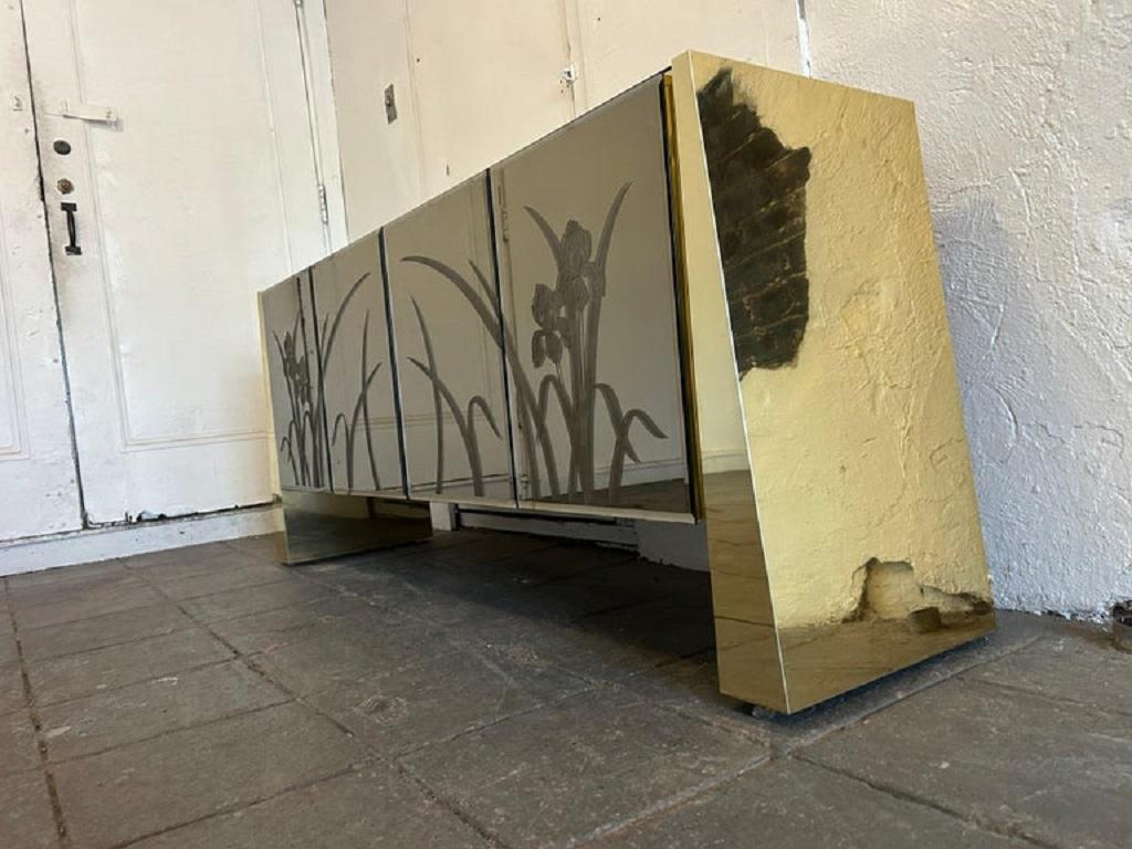 Ottone Credenza a 4 ante con specchio in ottone Post Modern Floral in vetro fumé a specchio in vendita