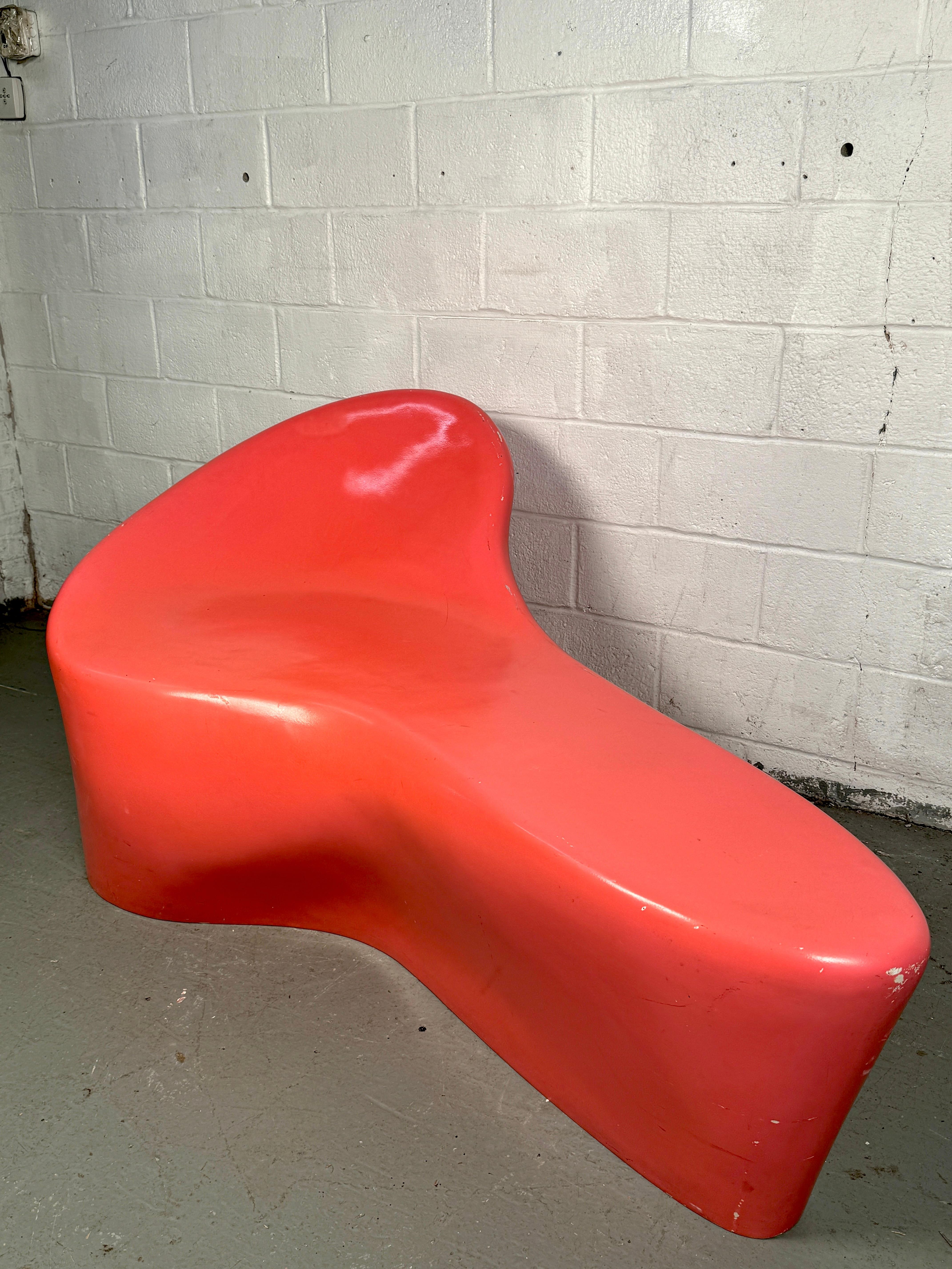 Banc postmoderne en fibre de verre rose corail Amoeba en vente 3