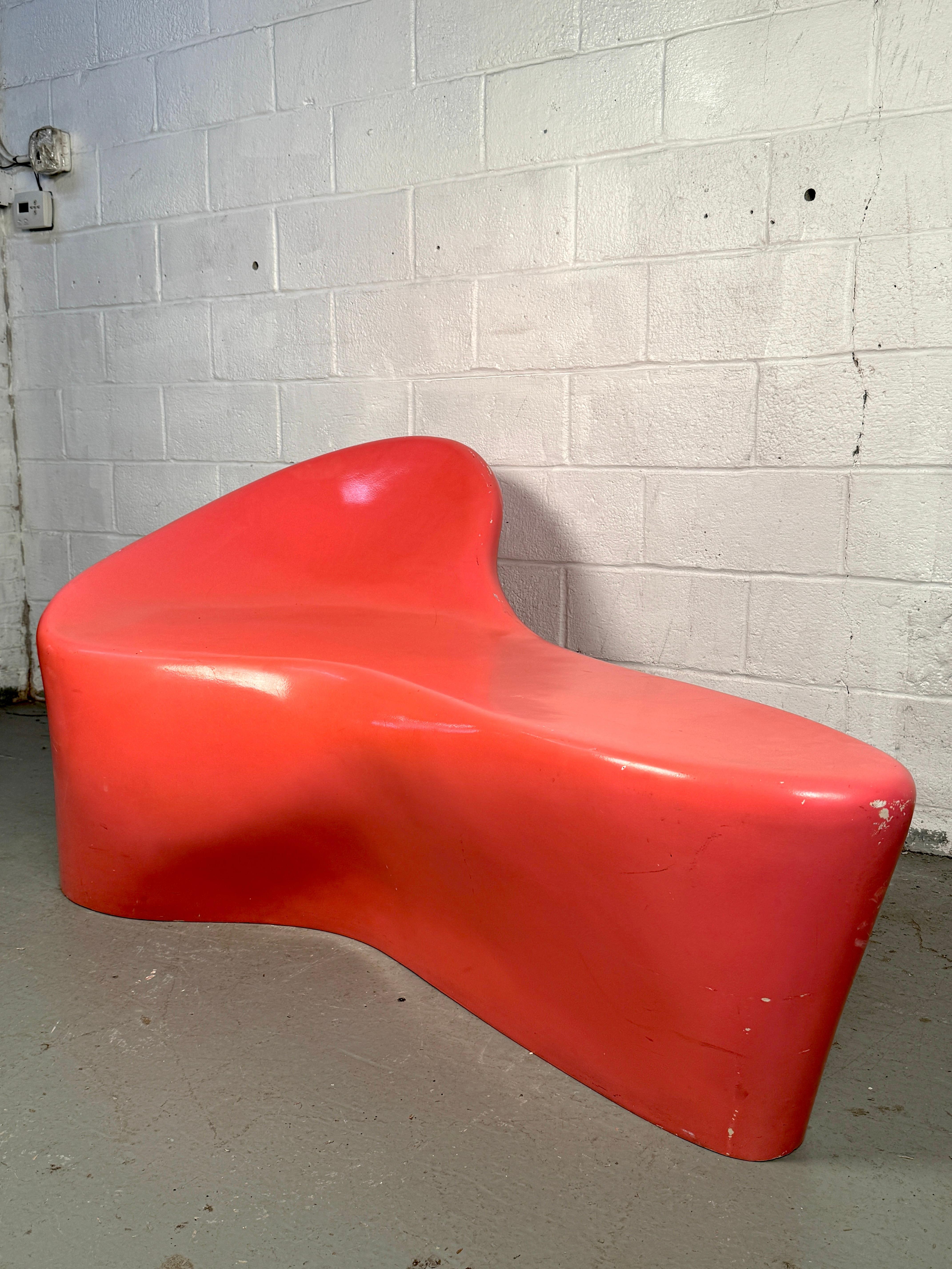 Banc postmoderne en fibre de verre rose corail Amoeba en vente 4