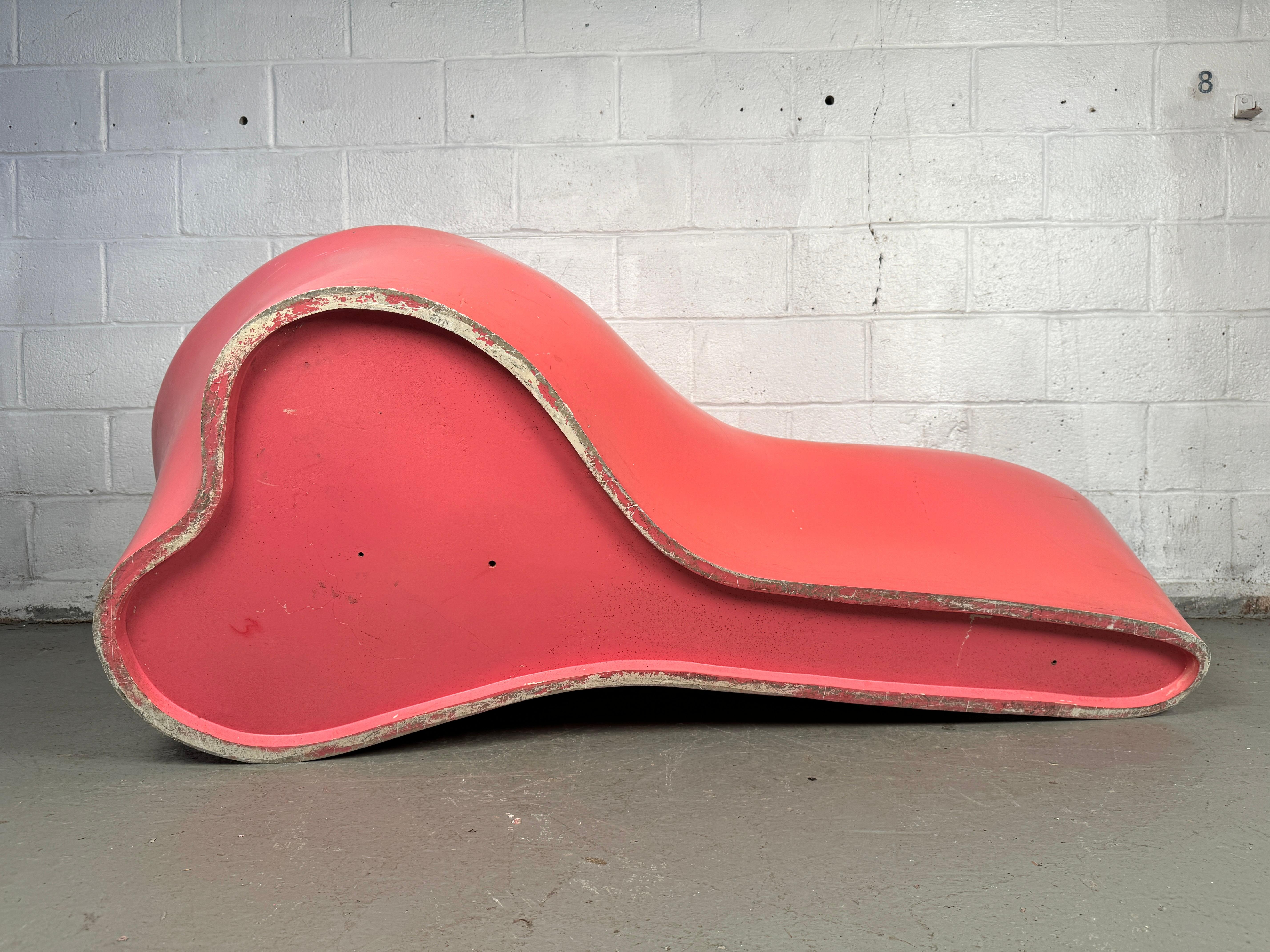 Banc postmoderne en fibre de verre rose corail Amoeba en vente 5
