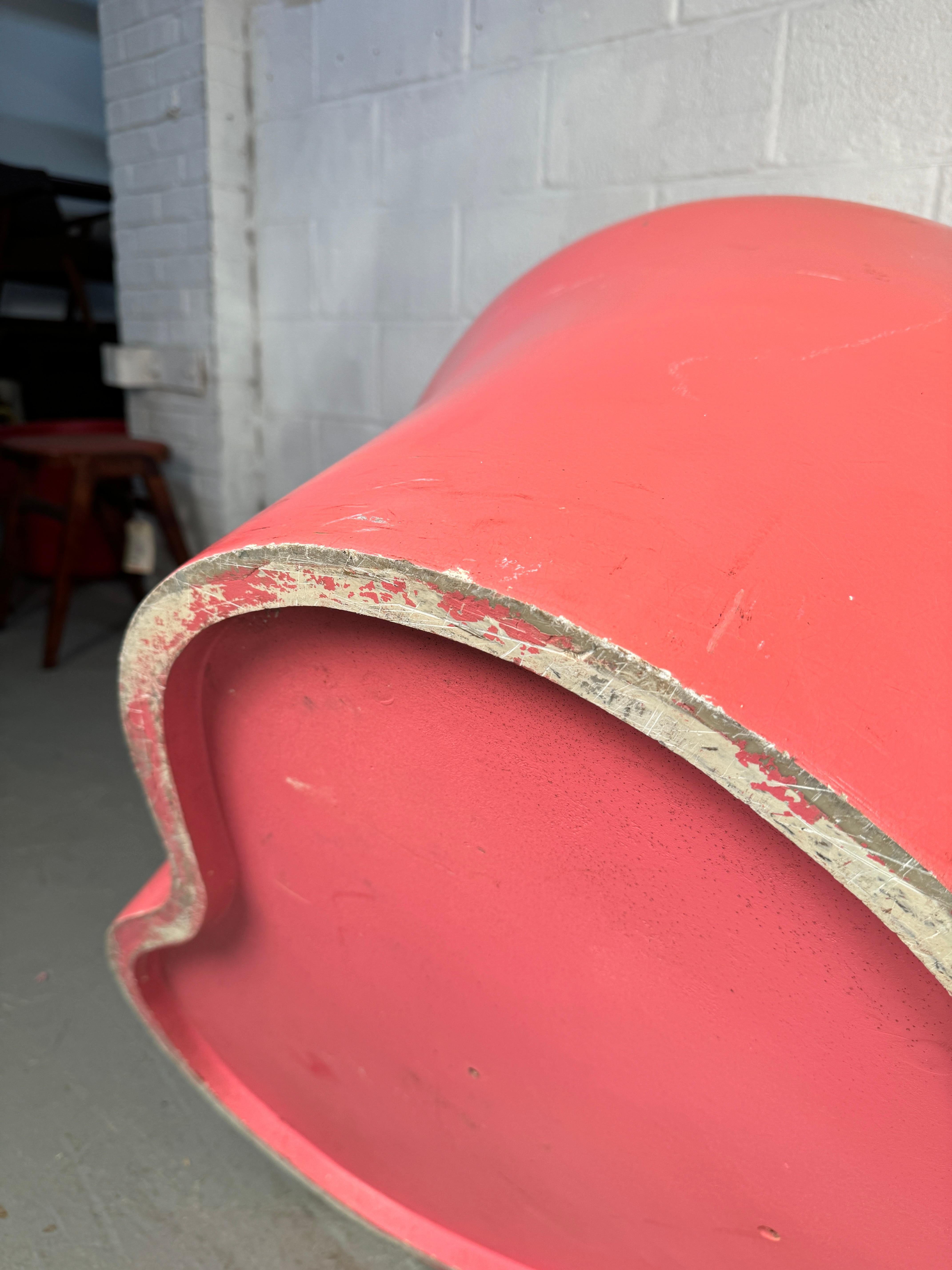 Banc postmoderne en fibre de verre rose corail Amoeba en vente 6