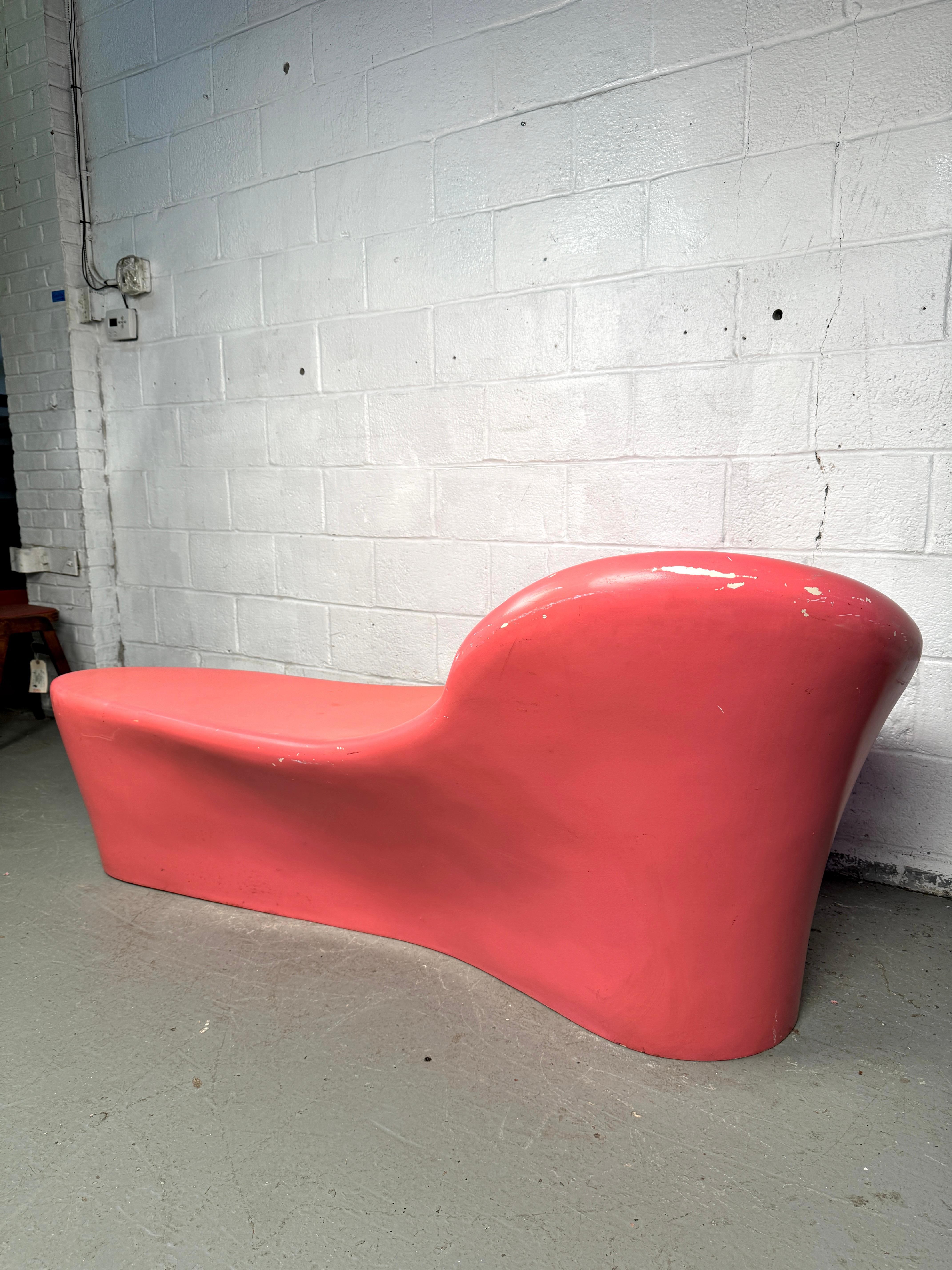 Postmoderne Banc postmoderne en fibre de verre rose corail Amoeba en vente