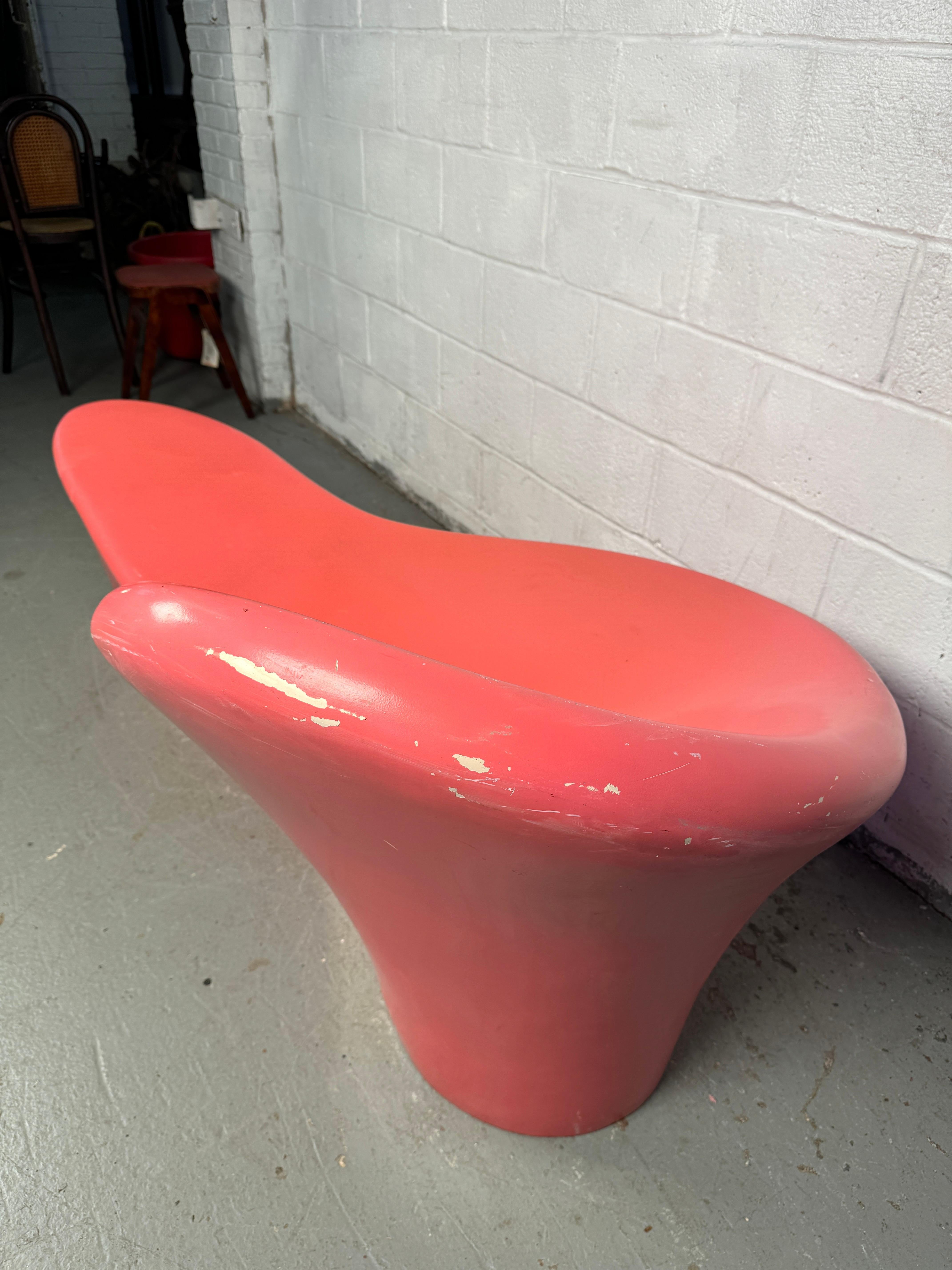 Inconnu Banc postmoderne en fibre de verre rose corail Amoeba en vente