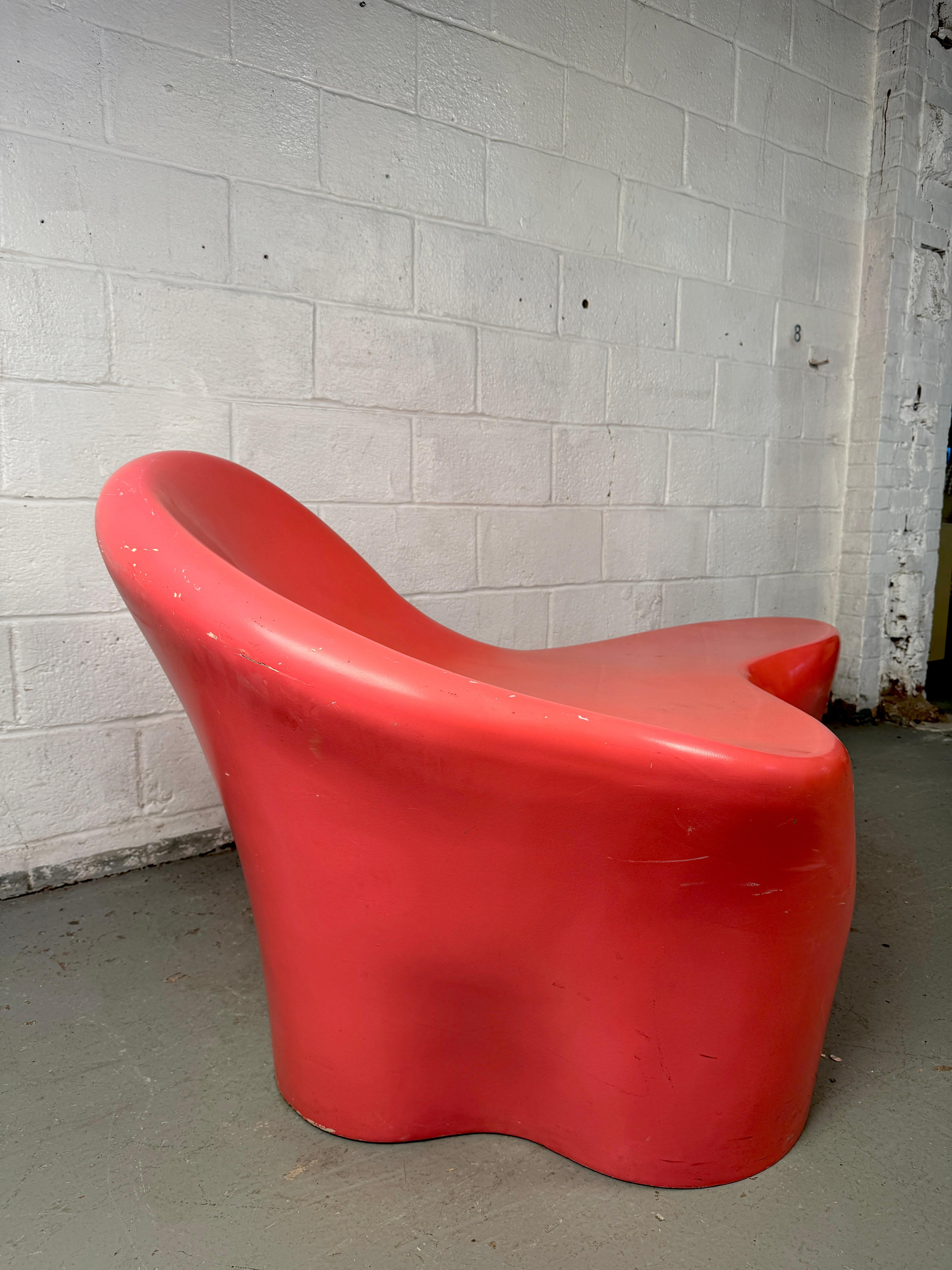 Banc postmoderne en fibre de verre rose corail Amoeba Bon état - En vente à Brooklyn, NY