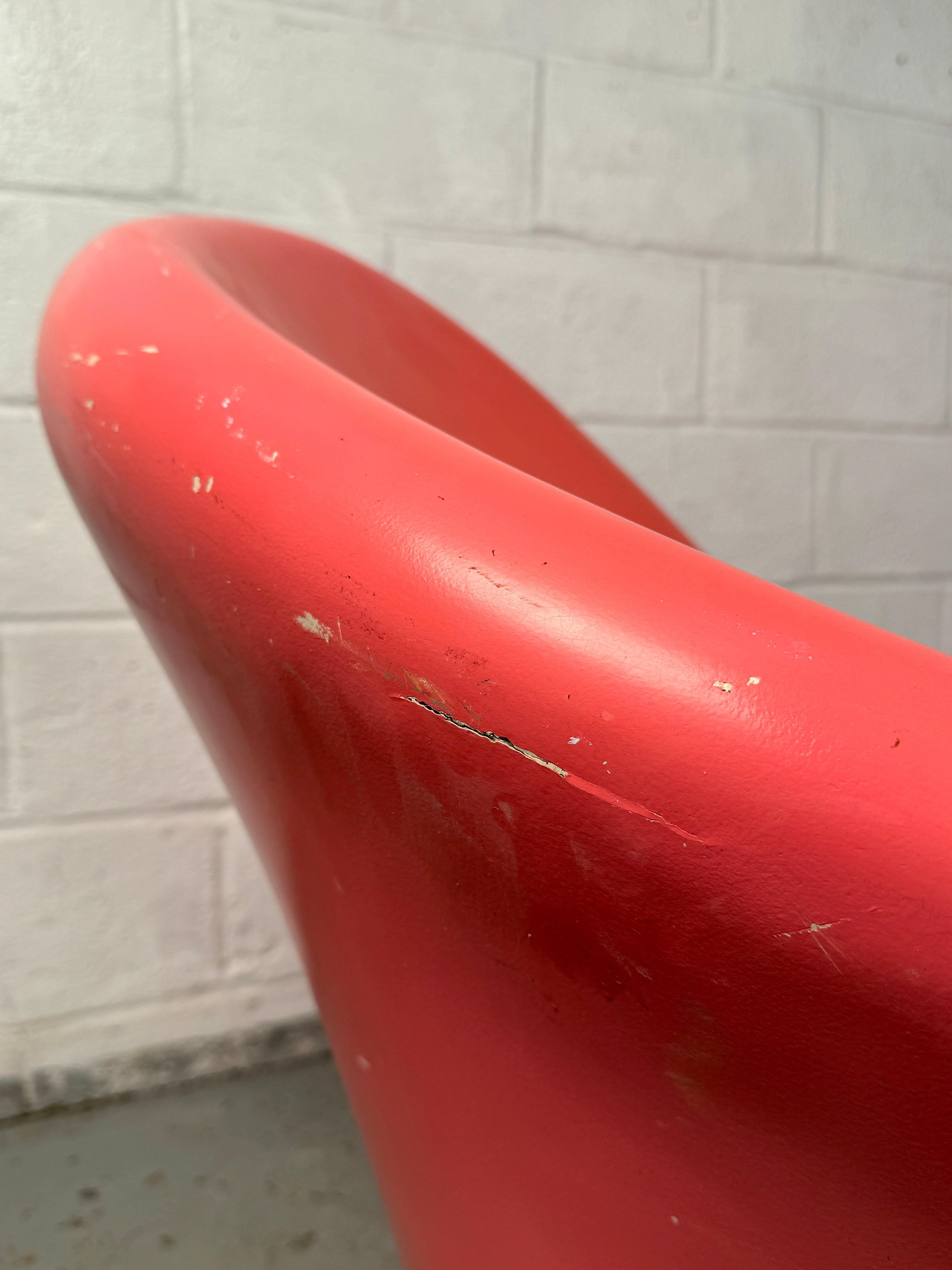 20ième siècle Banc postmoderne en fibre de verre rose corail Amoeba en vente