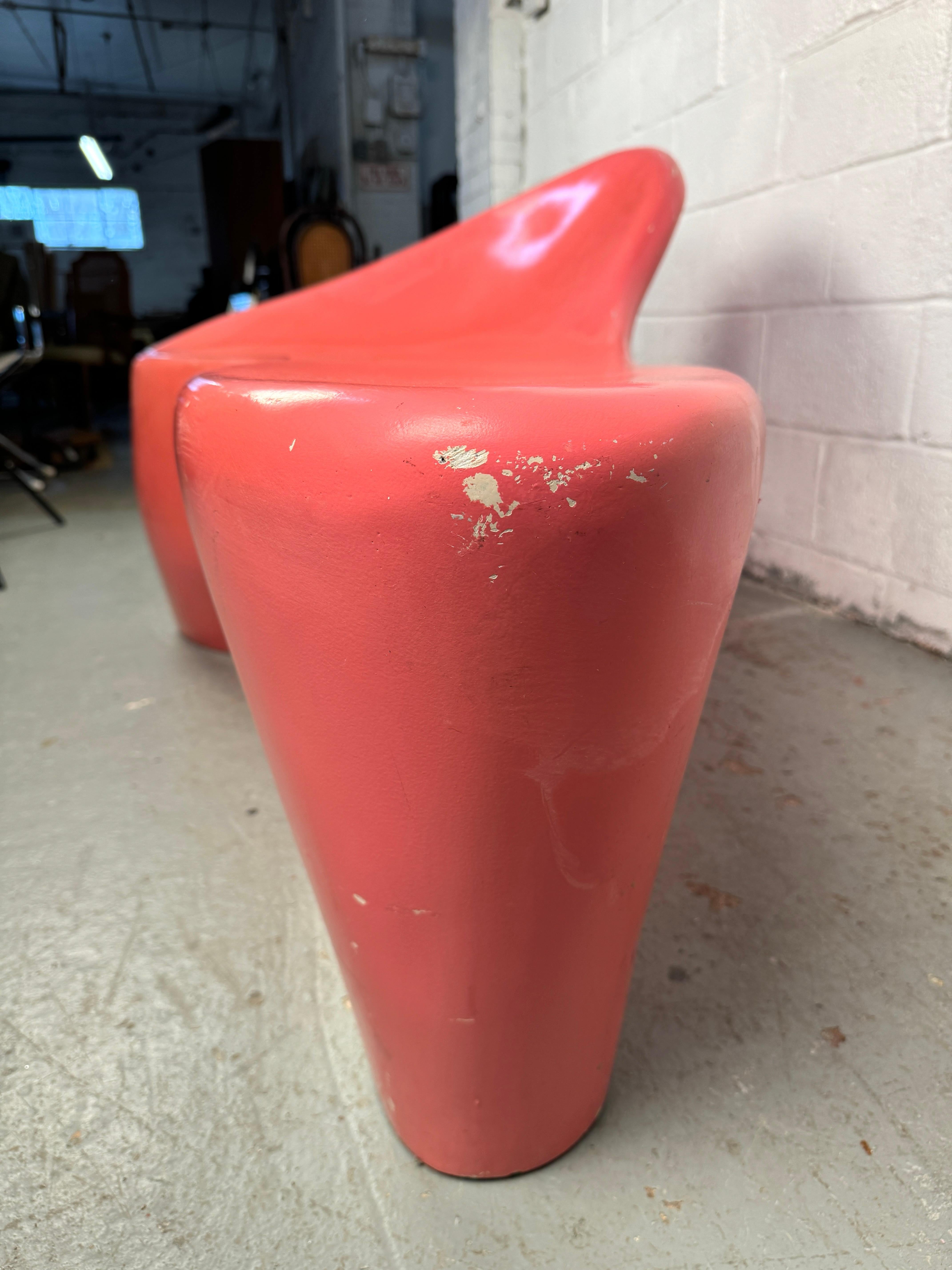 Banc postmoderne en fibre de verre rose corail Amoeba en vente 1