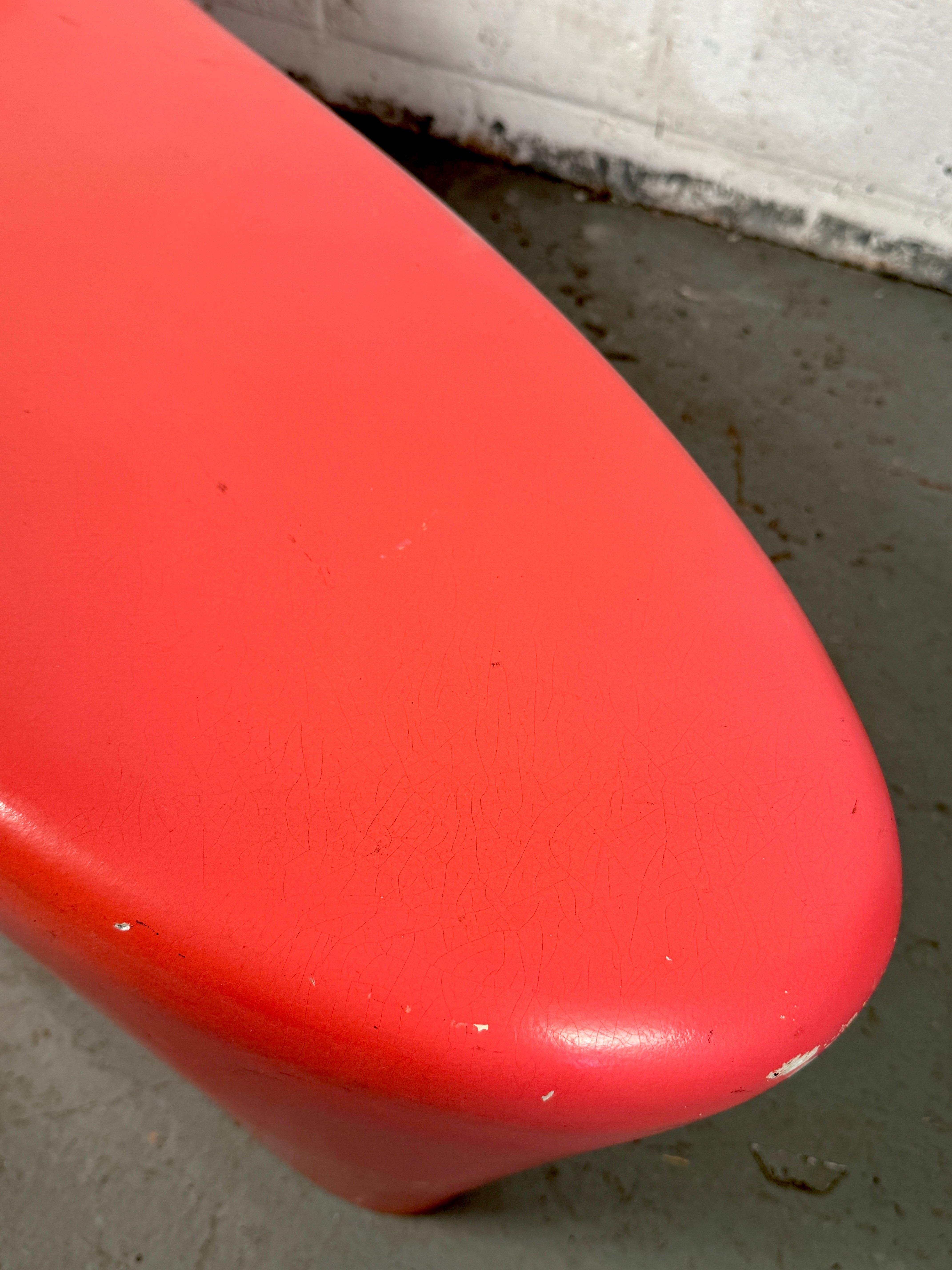 Banc postmoderne en fibre de verre rose corail Amoeba en vente 2
