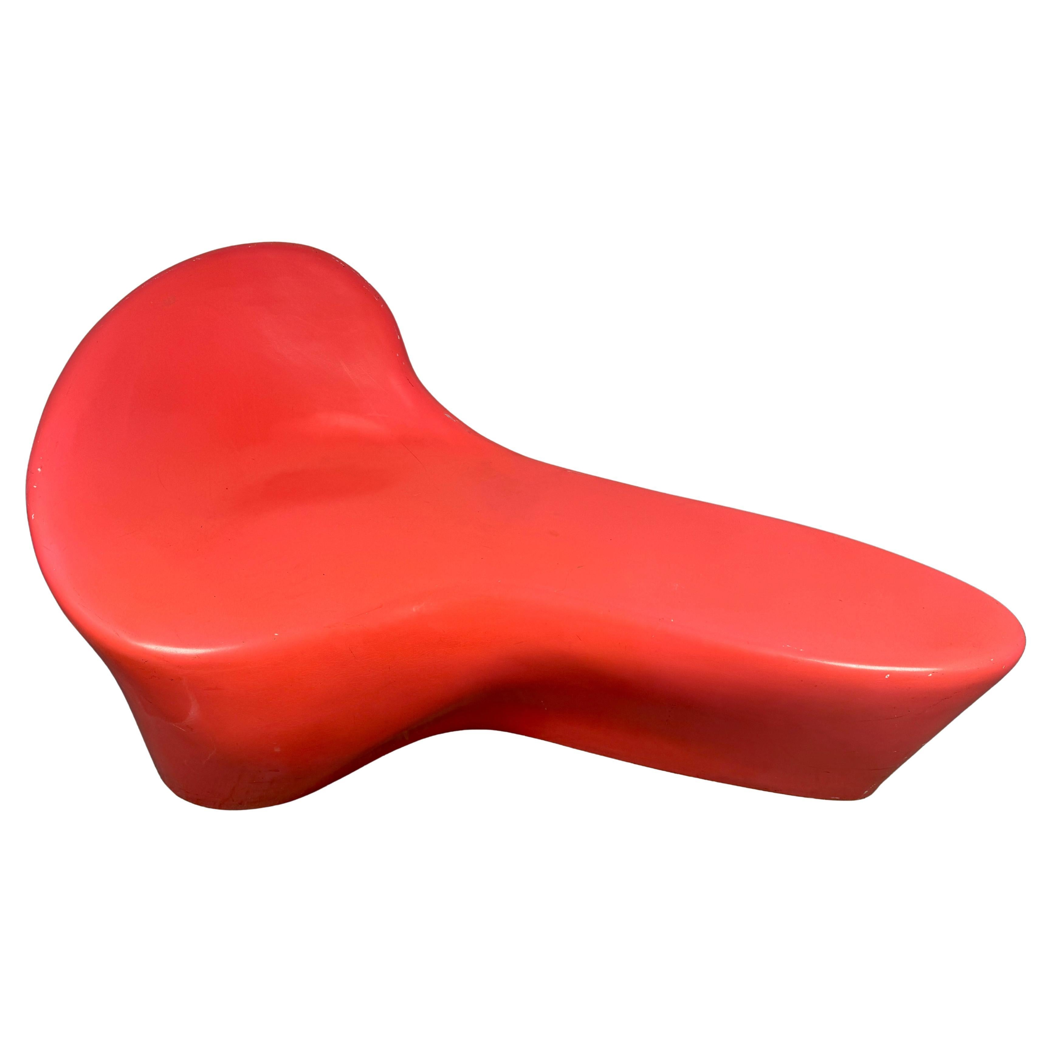 Banc postmoderne en fibre de verre rose corail Amoeba