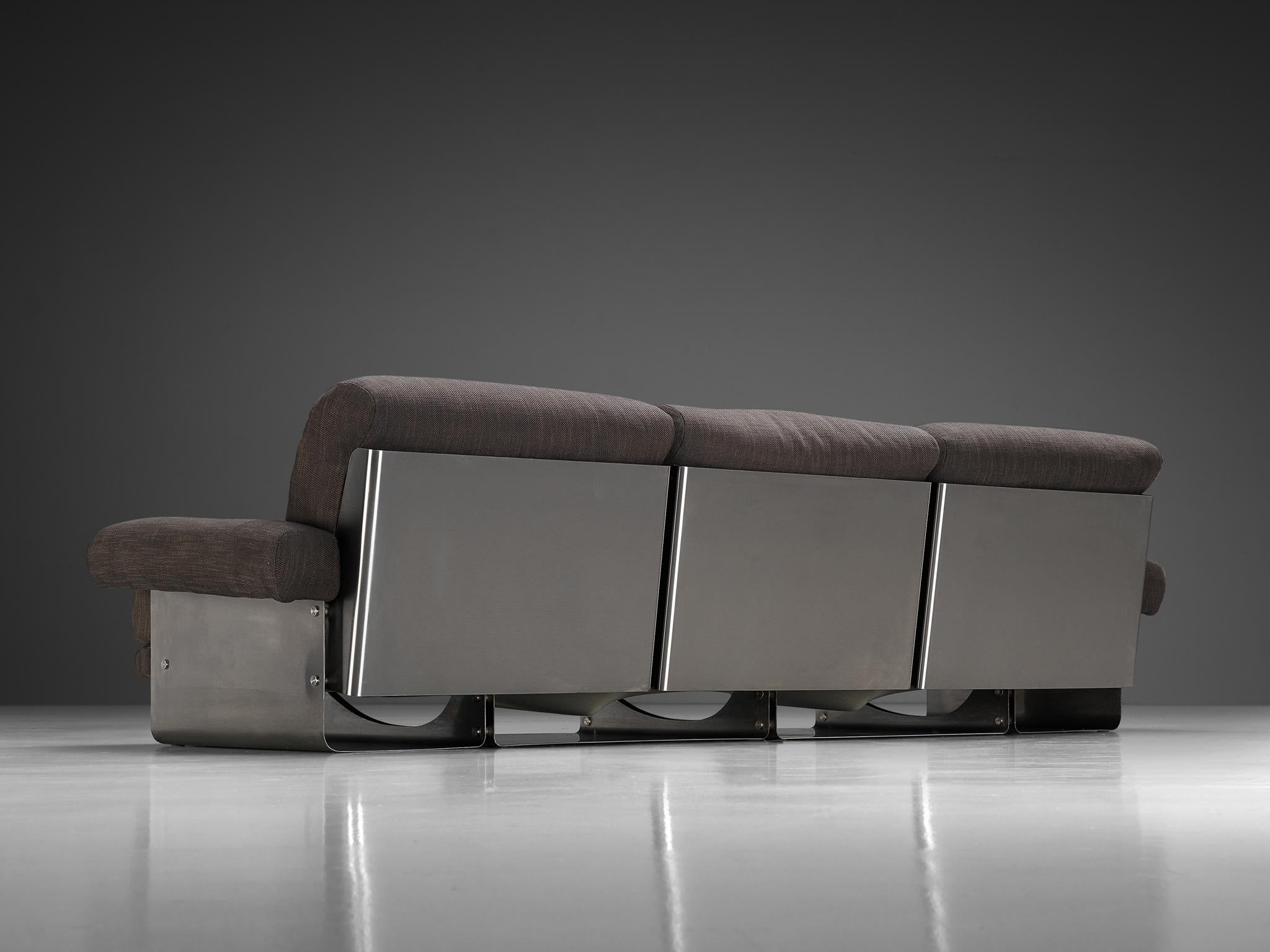 Fabrice, acciaio spazzolato, tessuto, Francia, anni '70

Questo divano è un ottimo esempio del movimento di design francese degli anni '70, che enfatizzava il modernismo e i materiali industriali, in particolare l'acciaio (inossidabile). Le linee