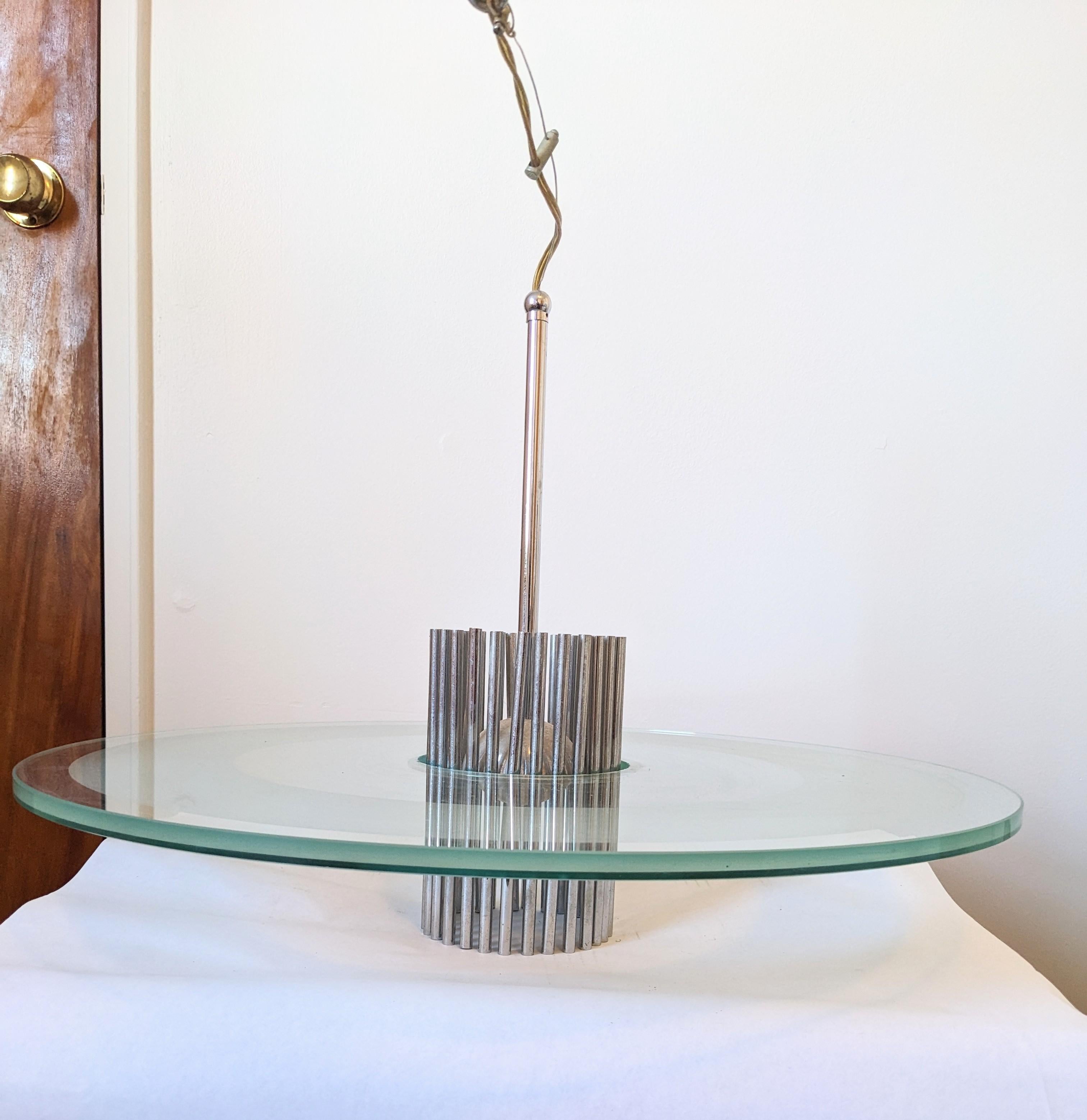 Eleganza postmoderna: apparecchio Saturn in vetro smerigliato degli anni '80, cromato e con uno spesso vetro verde sabbiato. Un nucleo centrale di aste cromate sostiene un paralume in vetro verde mare con fascia sabbiata sottostante. Molto bella