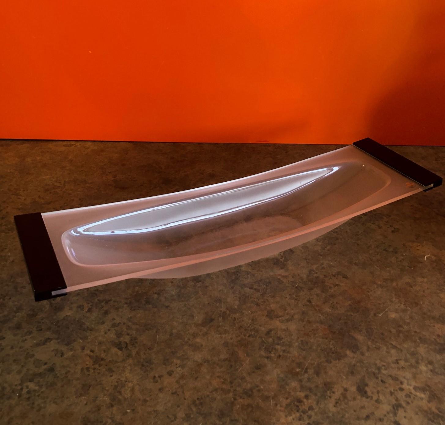 Bol / centre de table / plateau postmoderne en Lucite givrée fabriqué à la main en Italie par Rede Guzzini, vers 1970. La ligne Rede est connue pour être très recherchée en raison de ses conceptions artisanales simplistes et élégantes. Cette pièce a