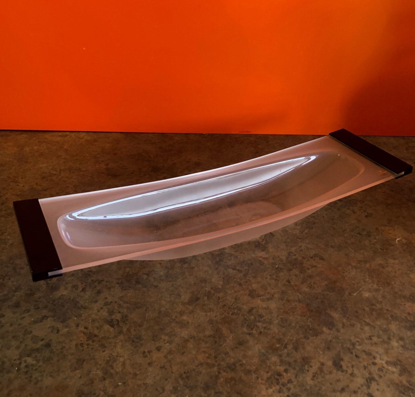 Postmodern handmade frosted Lucite bowl / centerpiece / tray made in Italy by Rede Guzzini, circa 1970s. The Rede Line is known for being highly desirable due to it's simplistic and elegant handcrafted designs. This piece has bowl-like center which