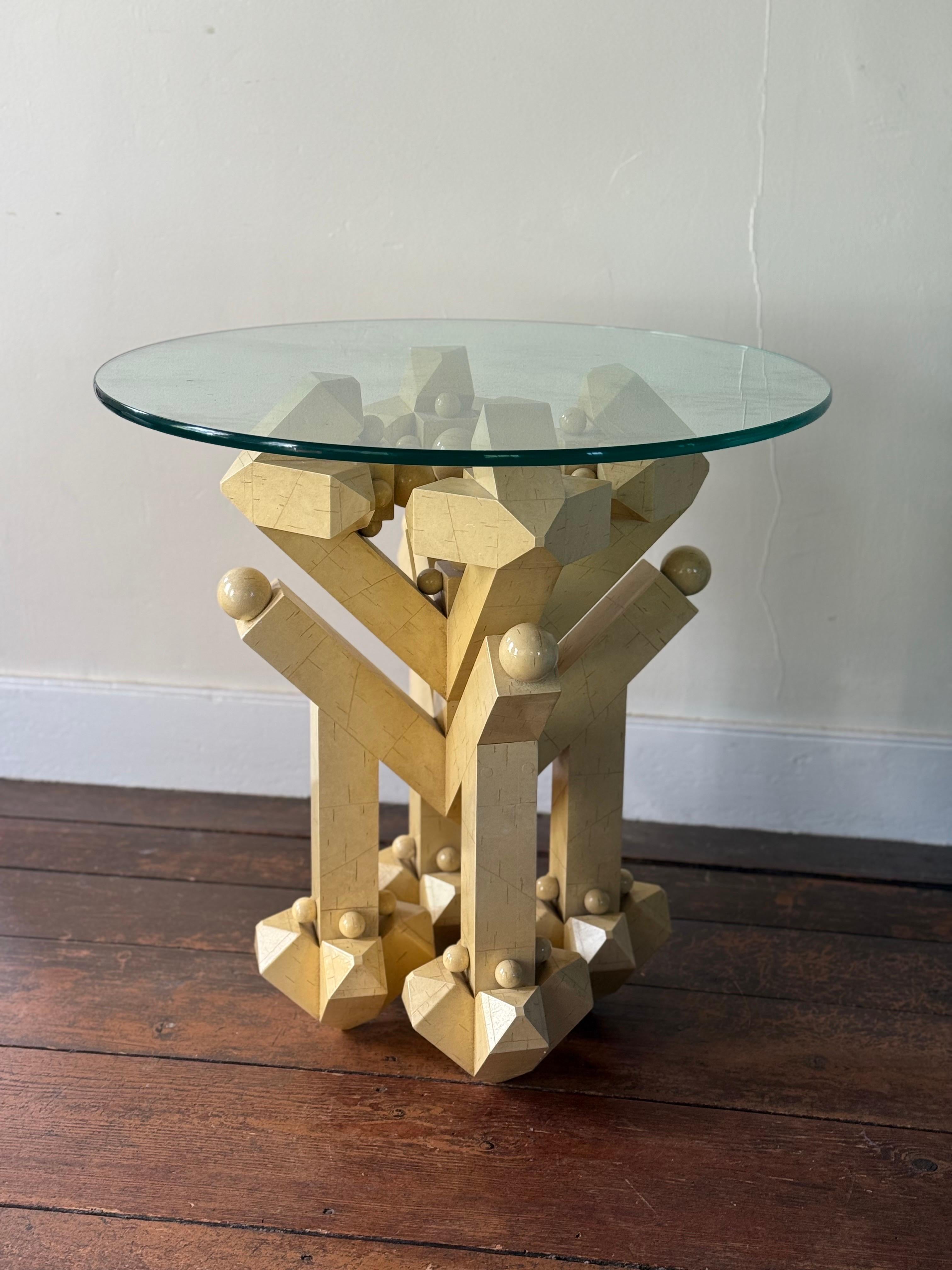 Tavolino scultoreo post moderno in legno. Finta betulla verniciata. Design geometrico e in continua evoluzione quando si modifica il punto di vista. Molto interessante e super divertente da guardare. 