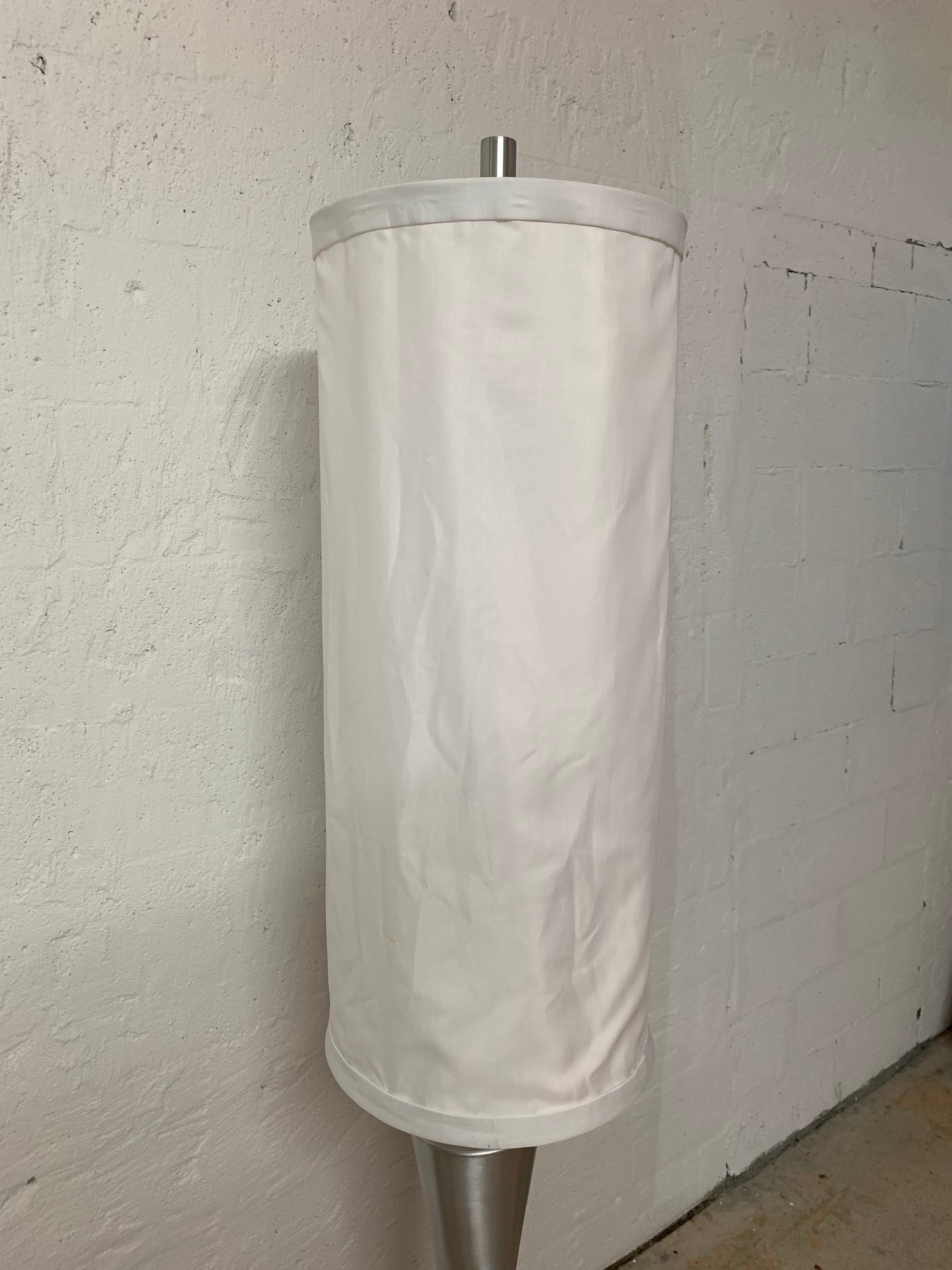Postmodern Geometric Sculptural Aluminum Floor Lamp, USA, 1980s In Good Condition For Sale In Miami, FL