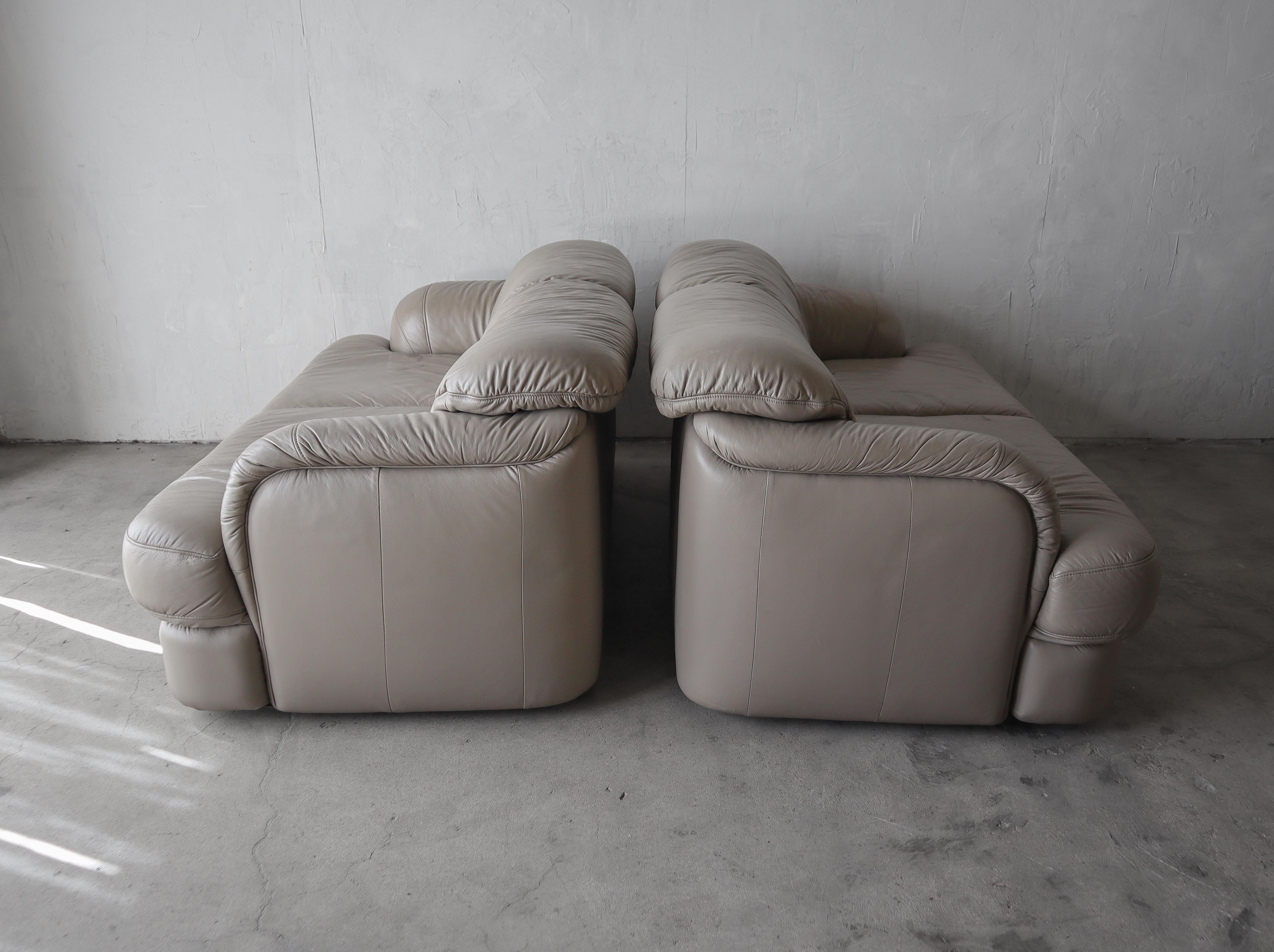Postmoderne Paire de canapés-lits en cuir allemands The Modernity en vente