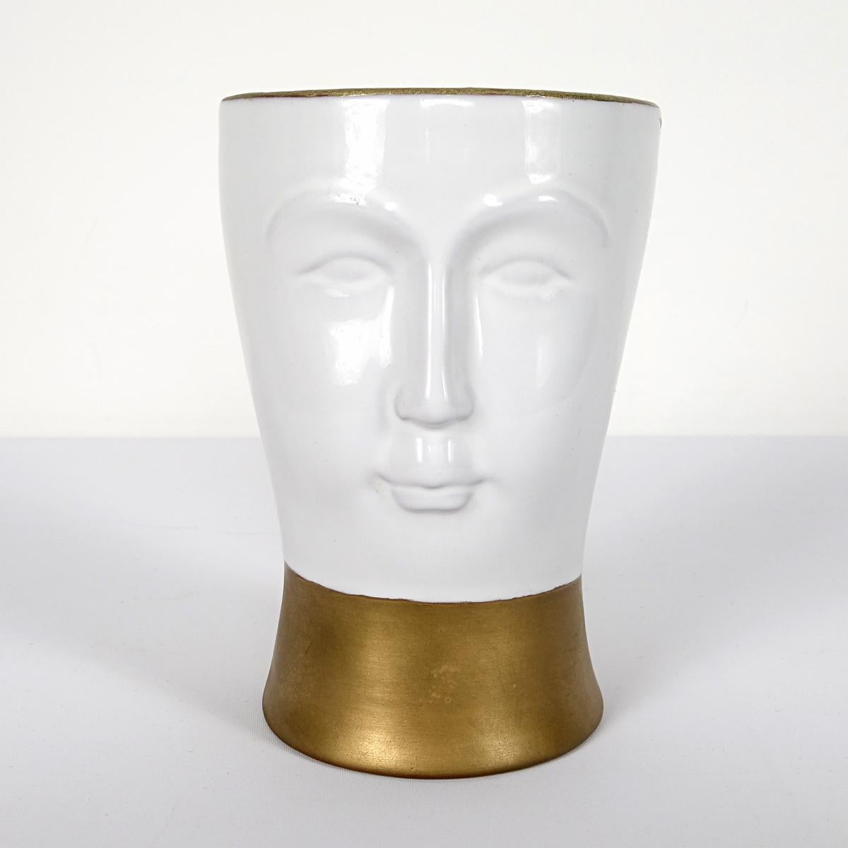 Hübsche Keramikvase mit einem Gesicht auf der Vorderseite, entworfen und hergestellt von Fornasetti Milano. Der Sockel und die Innenseite dieses Stücks sind vergoldet, was der Vase eine reiche Textur verleiht. Signiert 