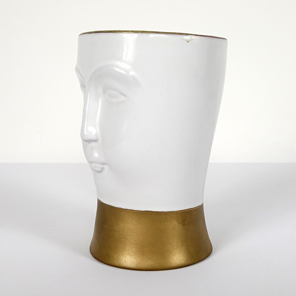 Postmoderne Vase aus vergoldeter Keramik mit einem Gesicht:: entworfen von Fornasetti Milano (Moderne der Mitte des Jahrhunderts) im Angebot