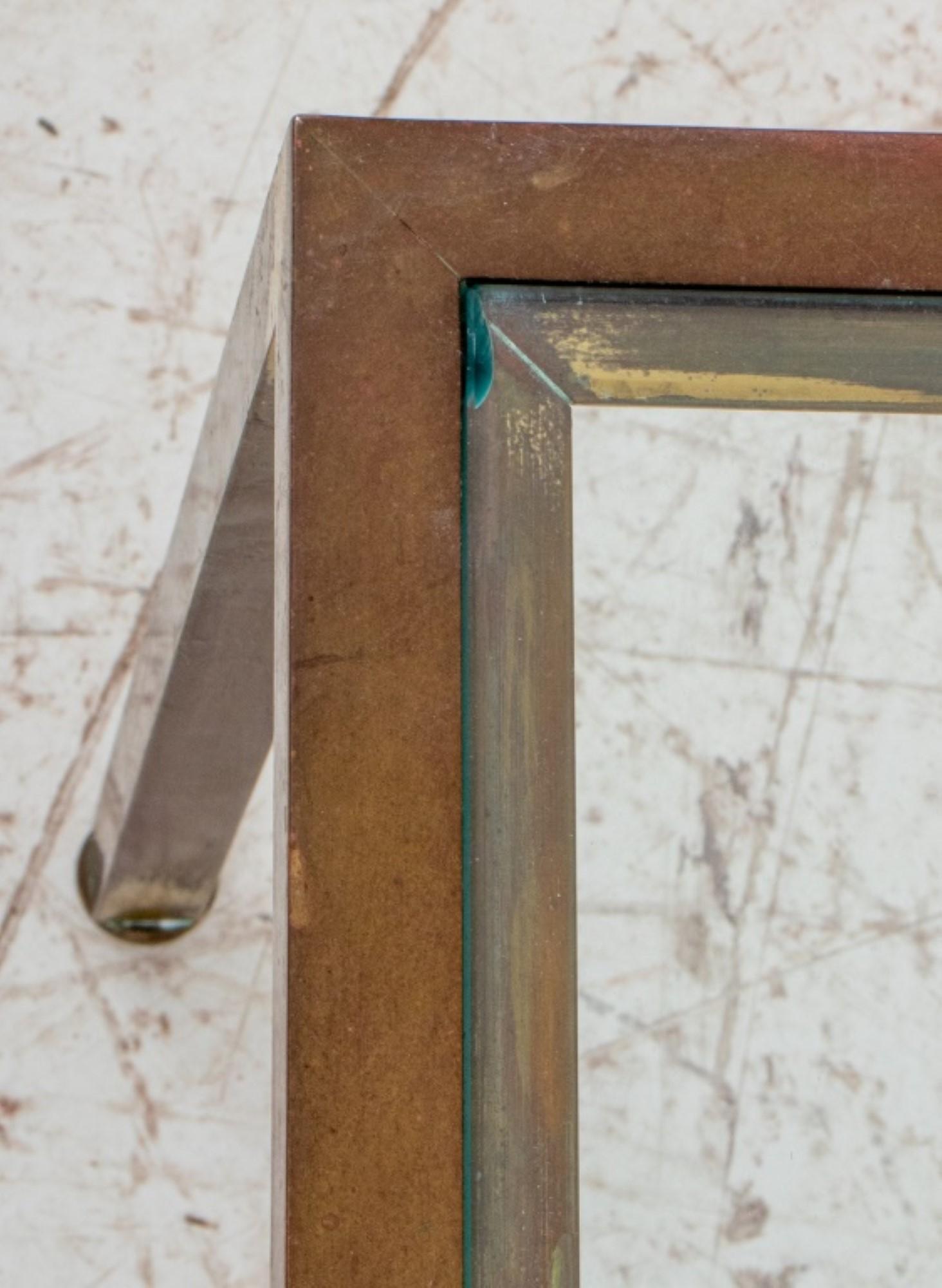 Postmoderner Couchtisch aus vergoldetem Metall und Glas im Zustand „Gut“ im Angebot in New York, NY