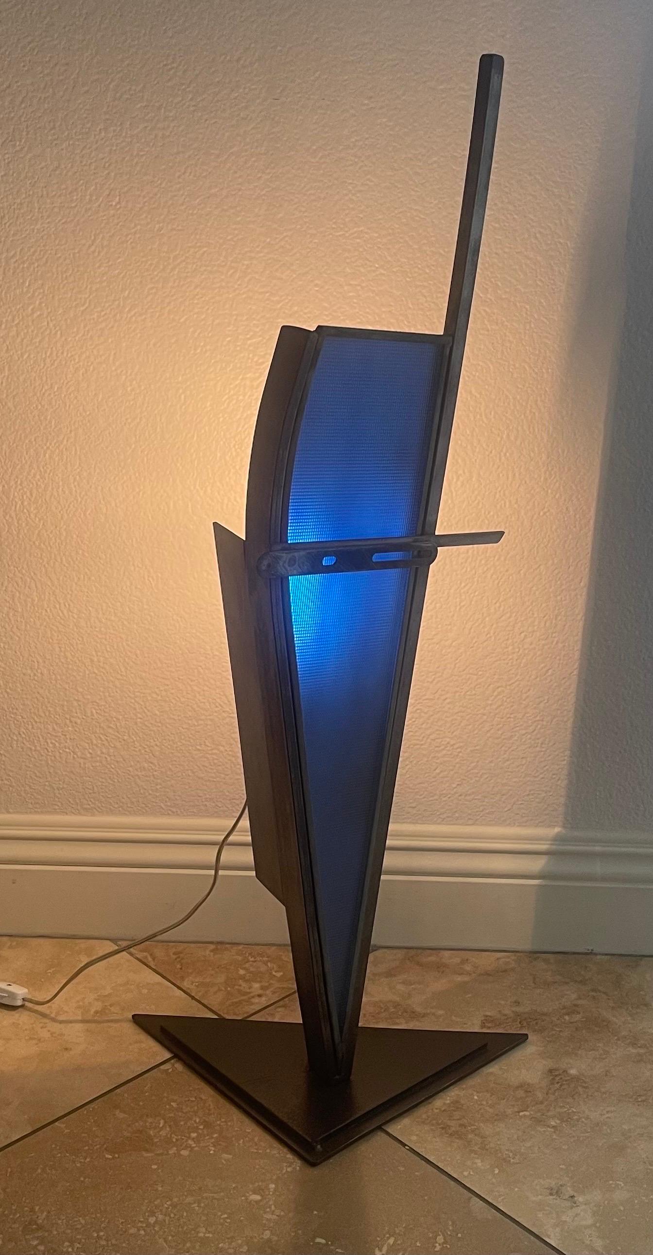 Lampe postmoderne en verre et acier taillé de Karen Dugan en vente 7
