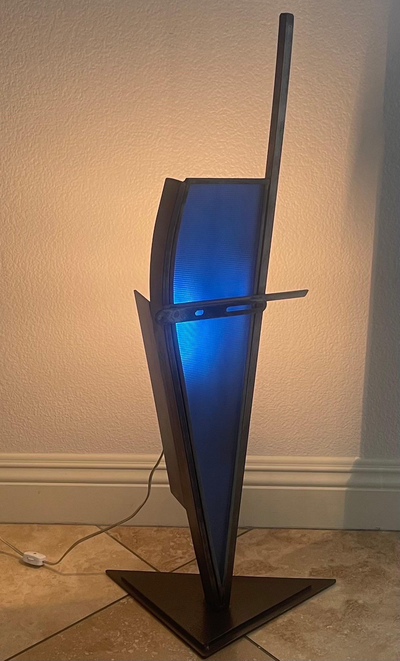 Américain Lampe postmoderne en verre et acier taillé de Karen Dugan en vente