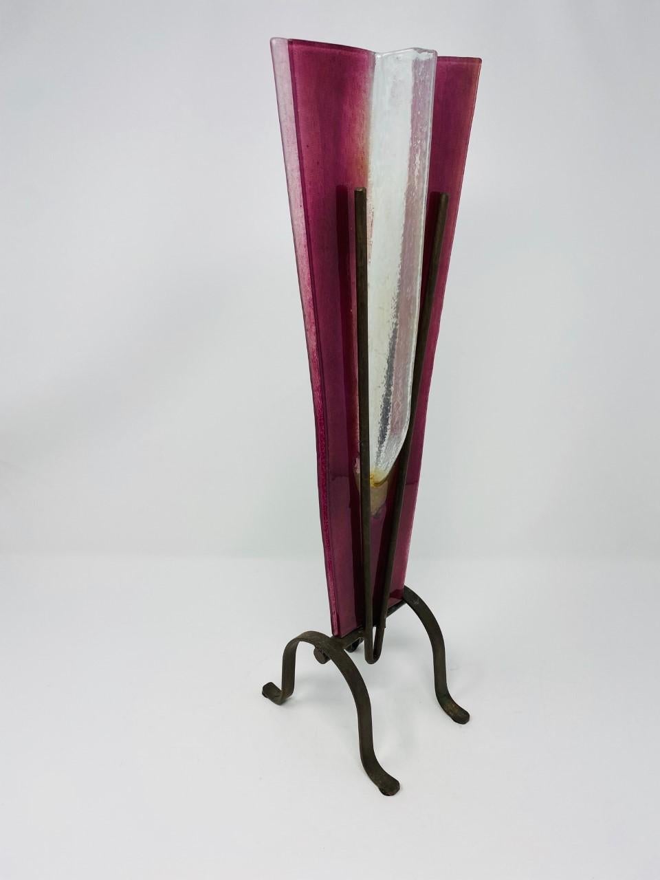 Postmoderne Vase à piédestal en verre post-moderne en vente