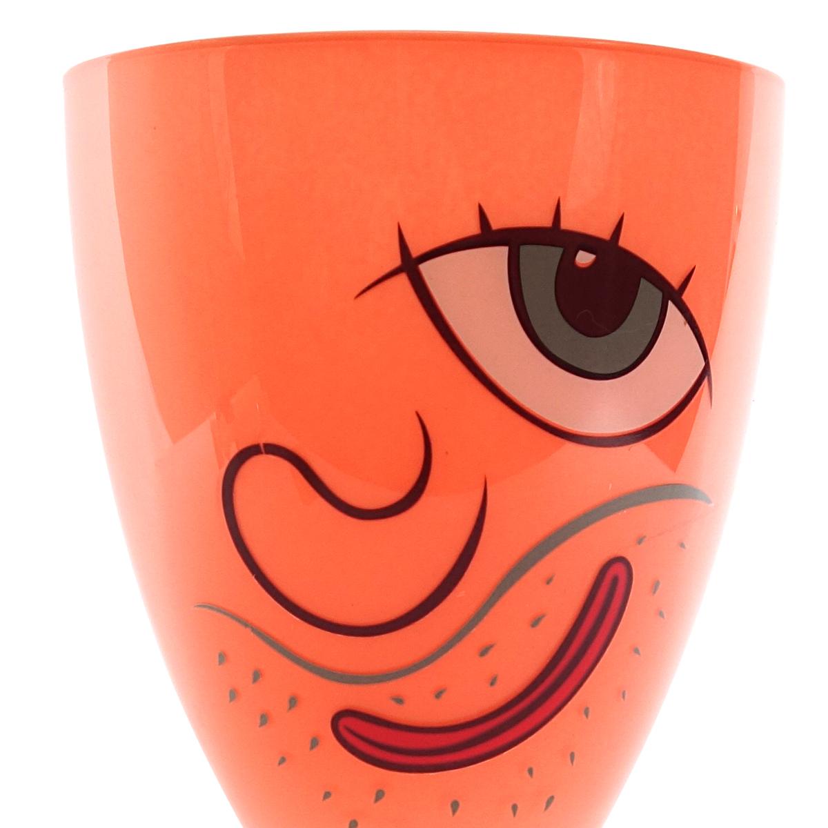 Vase en verre joyeux conçu par Massimo Giacon pour la Collection Vis-à-vis de Ritzenhoff, 1999.

Le visage chauve et rude nous regarde d'un air à la fois provocateur et amical. L'absence du deuxième œil lui confère une touche surréaliste. Les