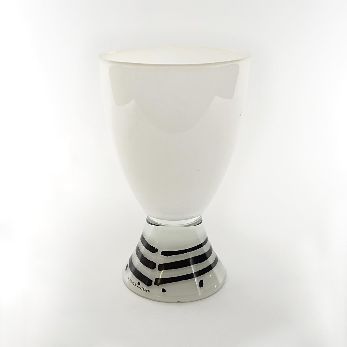 American Post-Modern Glass Vase by Roger Selden for Vis-à-vis Collection of Ritzenhoff For Sale