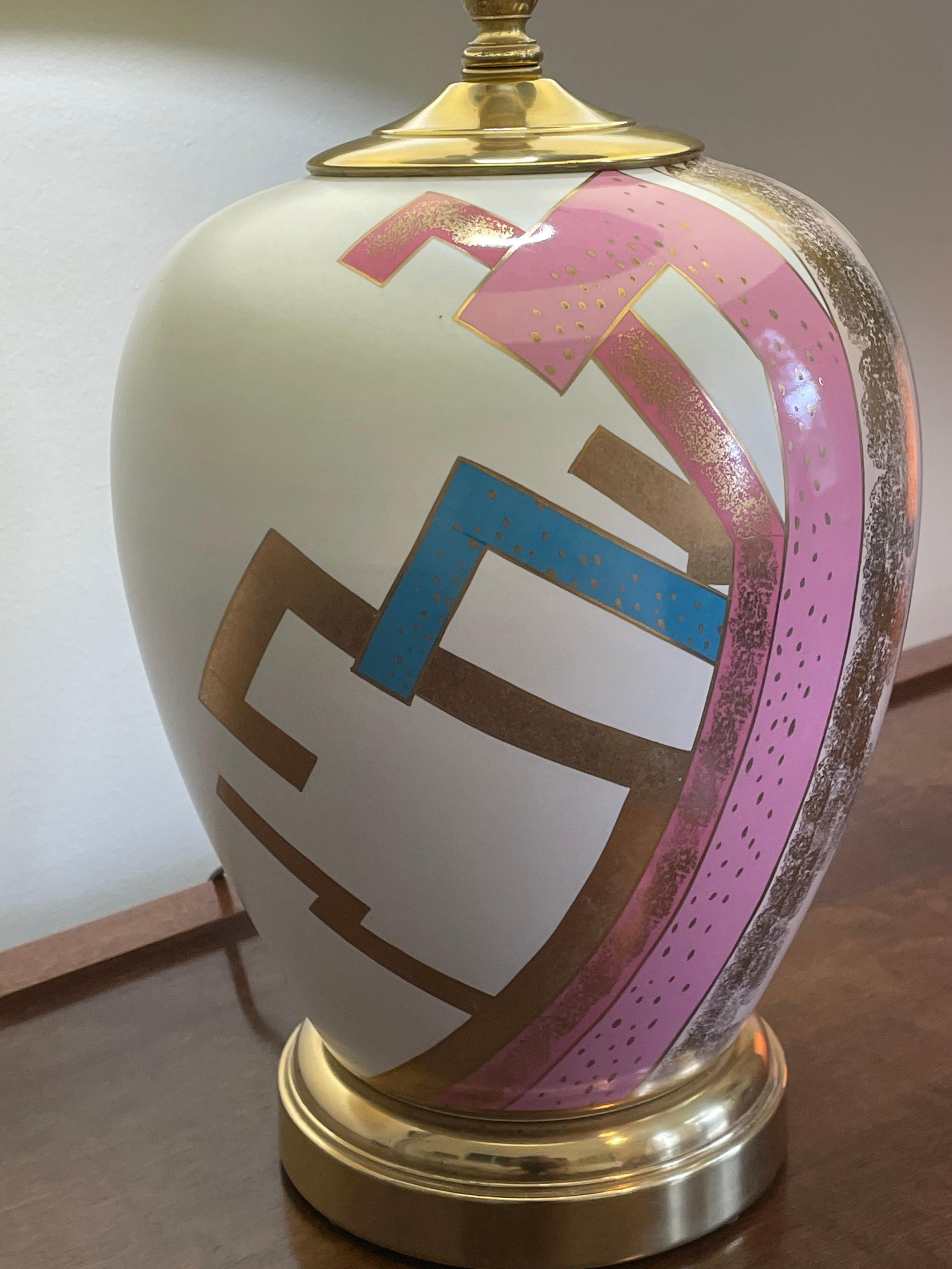 Postmoderne glasierte Keramik-Tischlampe, farbenfrohes geometrisches Muster, Japan 1980er Jahre (Glasiert) im Angebot