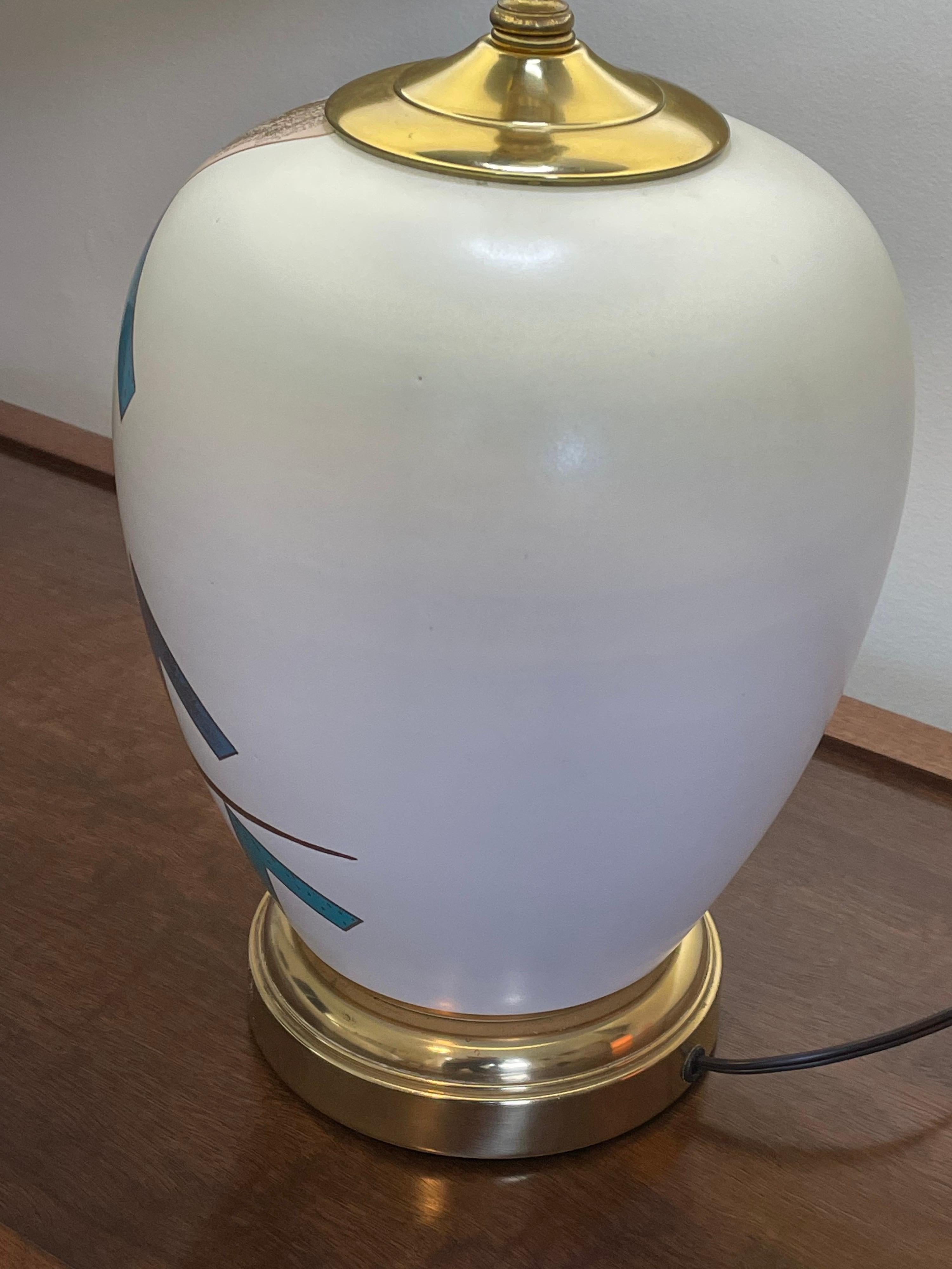 Postmoderne glasierte Keramik-Tischlampe, farbenfrohes geometrisches Muster, Japan 1980er Jahre (Ende des 20. Jahrhunderts) im Angebot