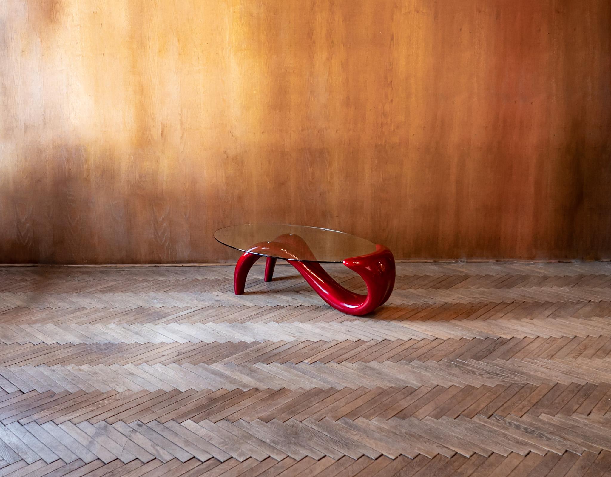 Table basse post-moderne rouge laqué brillant avec plateau en verre, Italie 1980.

Superbe table basse post-moderne rouge laqué brillant avec une base en forme de corps de femme et un plateau en verre. Cette table unique attire le regard grâce à