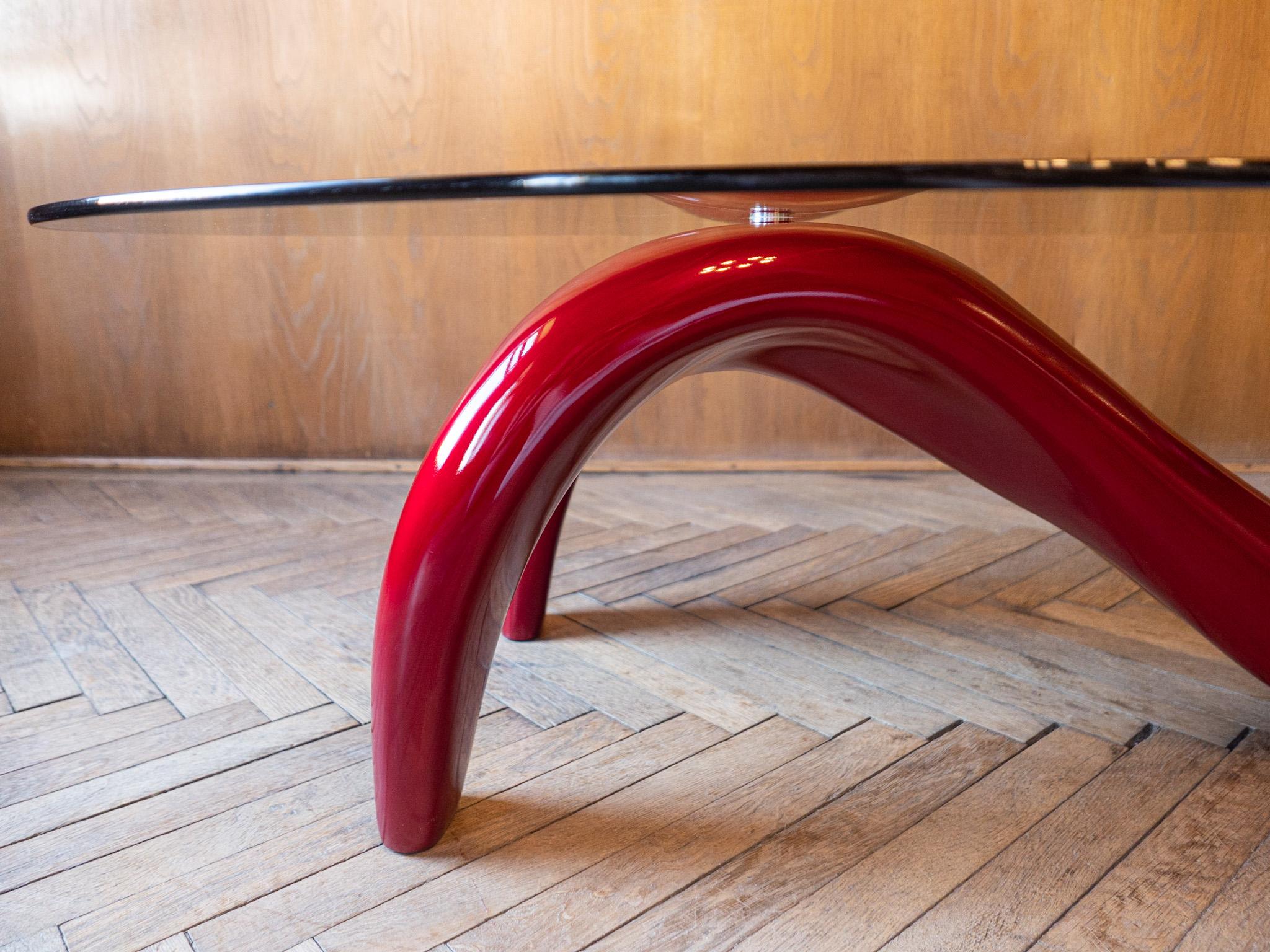 italien Table basse post-moderne rouge laquée brillante avec plateau en verre, Italie, années 1980 en vente