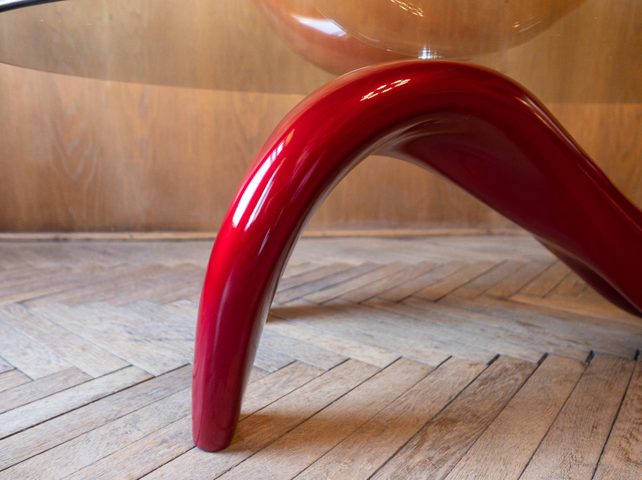 Laqué Table basse post-moderne rouge laquée brillante avec plateau en verre, Italie, années 1980 en vente