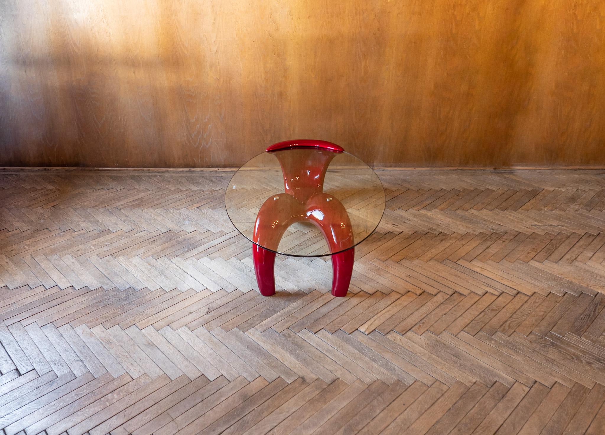 Verre Table basse post-moderne rouge laquée brillante avec plateau en verre, Italie, années 1980 en vente