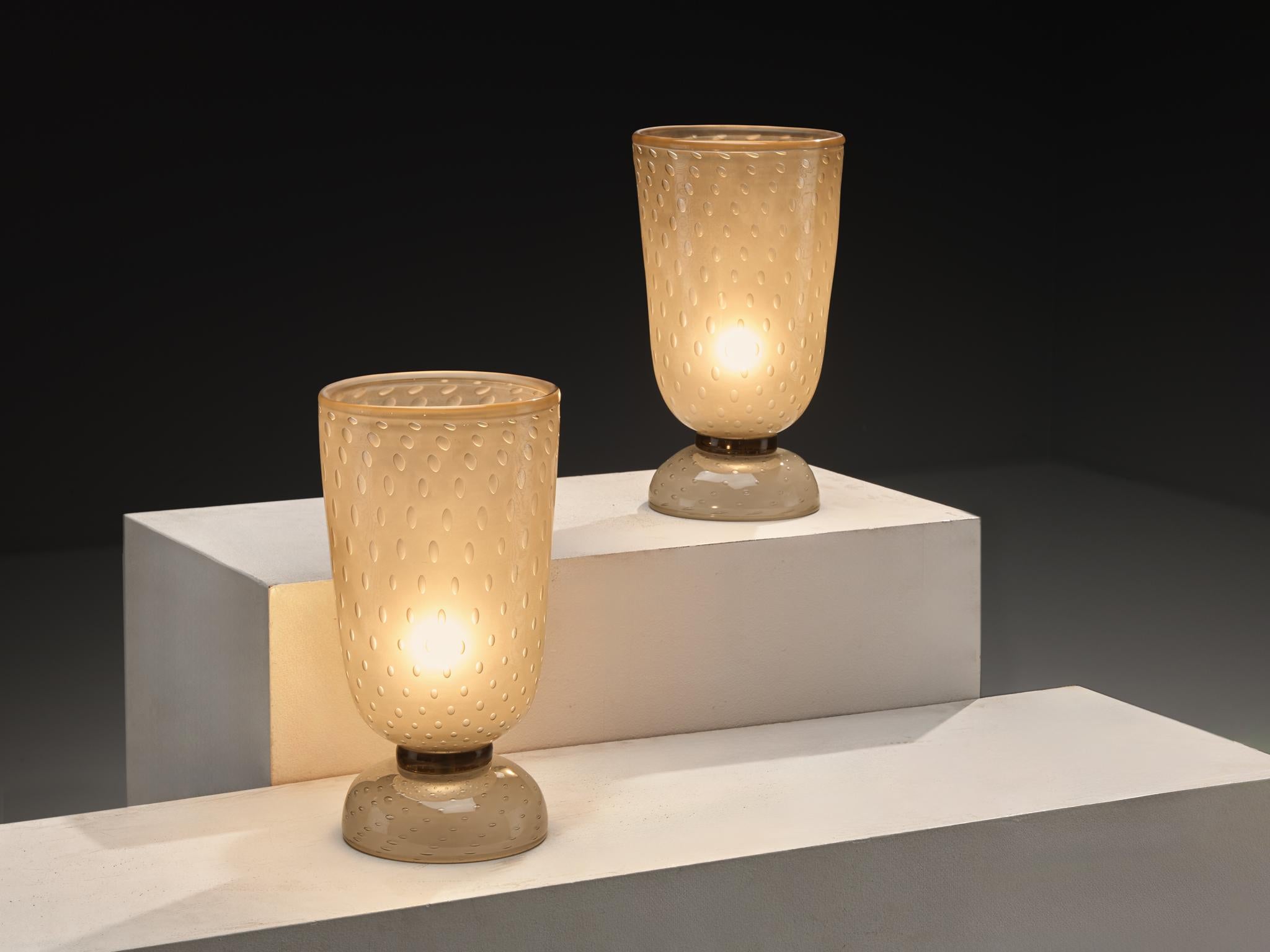 Lampes de table, verre, Italie, 1970

Ces lampes de table frappantes d'Italie, datant des années 1970, se distinguent par leur échelle généreuse et leur riche présence matérielle. Chaque lampe est entièrement fabriquée en verre épais, soufflé à la