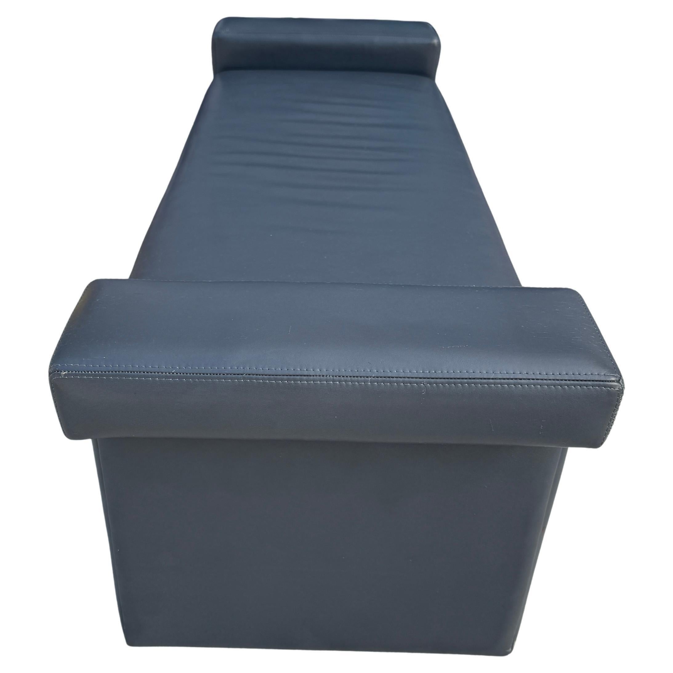 Panchina post-moderna degli anni '80 completamente imbottita con un bellissimo rivestimento in pelle grigio scuro. La panchina è in ottime condizioni. Ha delle belle cuciture e una sezione a coste. Cornice in Wood di altissima qualità. Nessuna