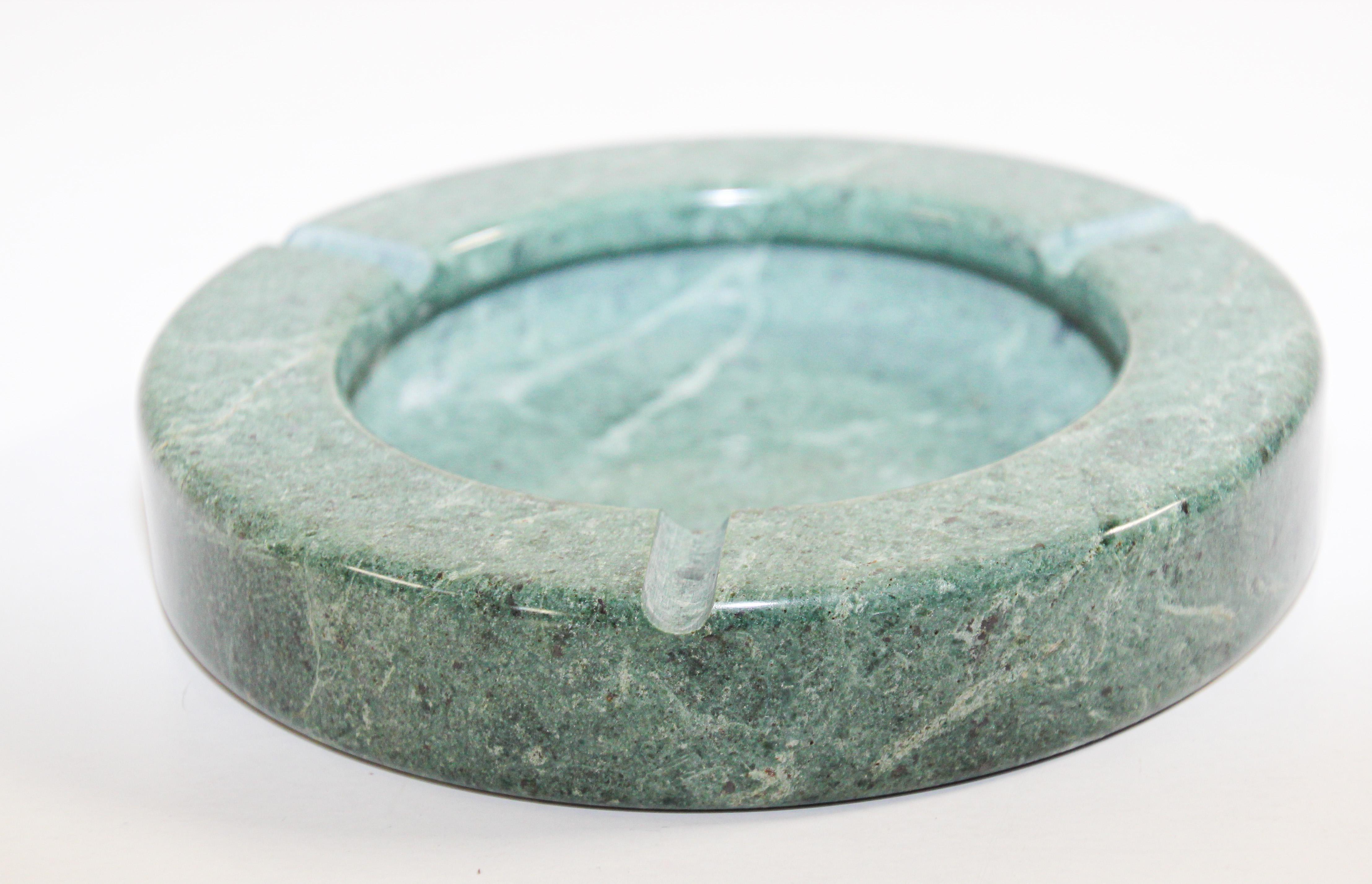 italien Cendrier rond post-moderne en marbre vert, fabriqué en Italie, 1970 en vente