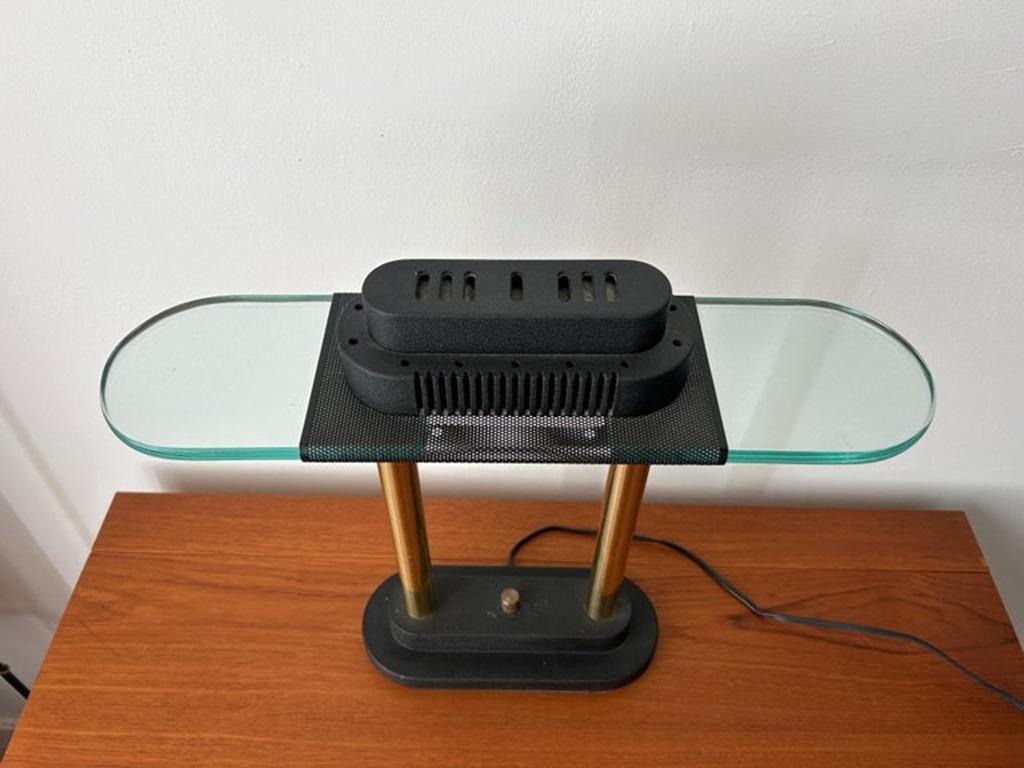 Postmoderne Halogen-Schreibtischlampe Glas Messing 1980er (Italienisch) im Angebot