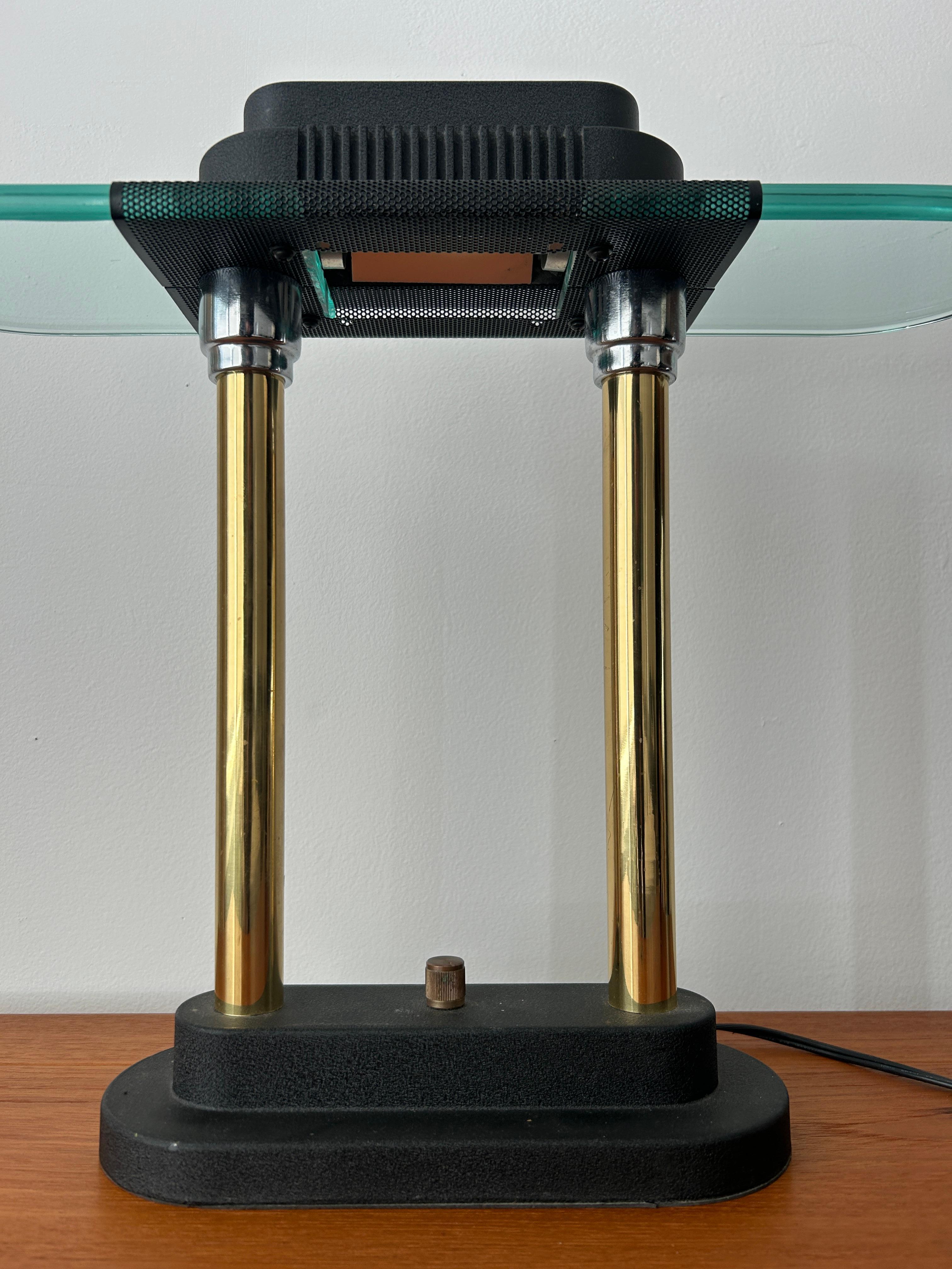Postmoderne Halogen-Schreibtischlampe Glas Messing 1980er (Italienisch) im Angebot