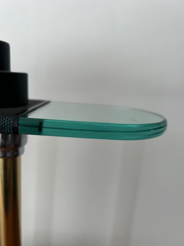 Postmoderne Halogen-Schreibtischlampe Glas Messing 1980er (Ende des 20. Jahrhunderts) im Angebot