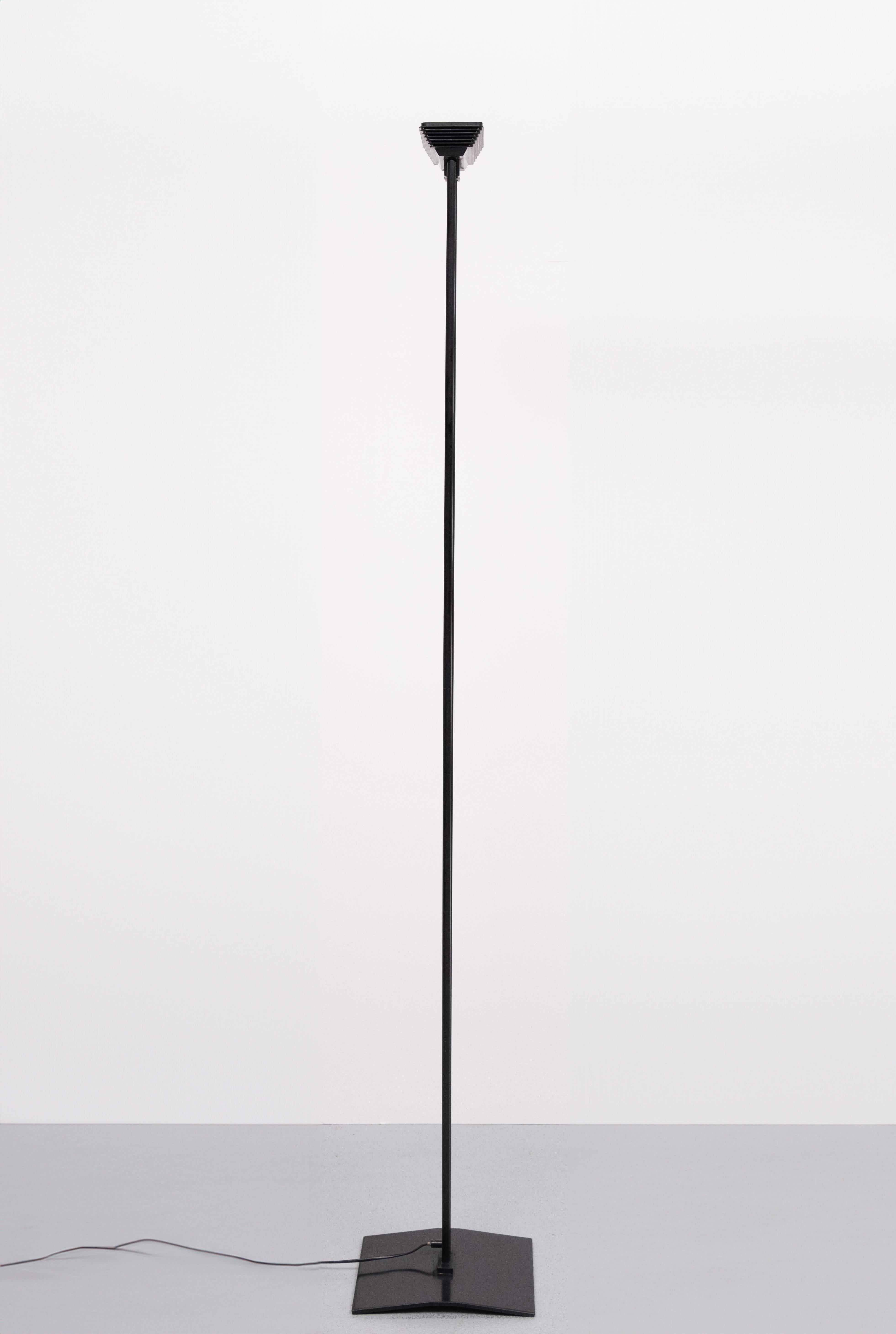 Postmoderne Halogen-Stehleuchte  Schweiz  1980s (Schweizerisch) im Angebot