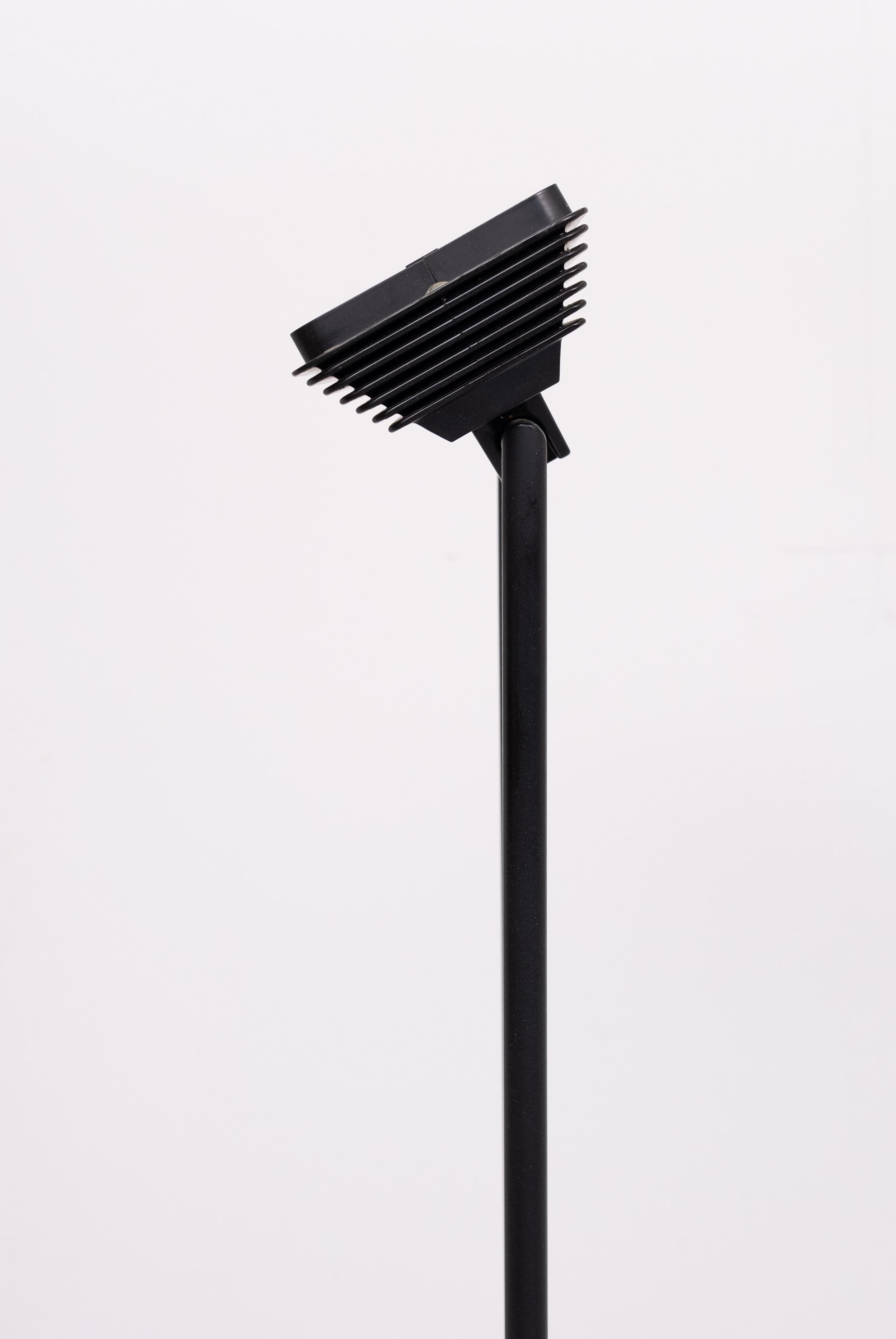Postmoderne Halogen-Stehleuchte  Schweiz  1980s (Metall) im Angebot