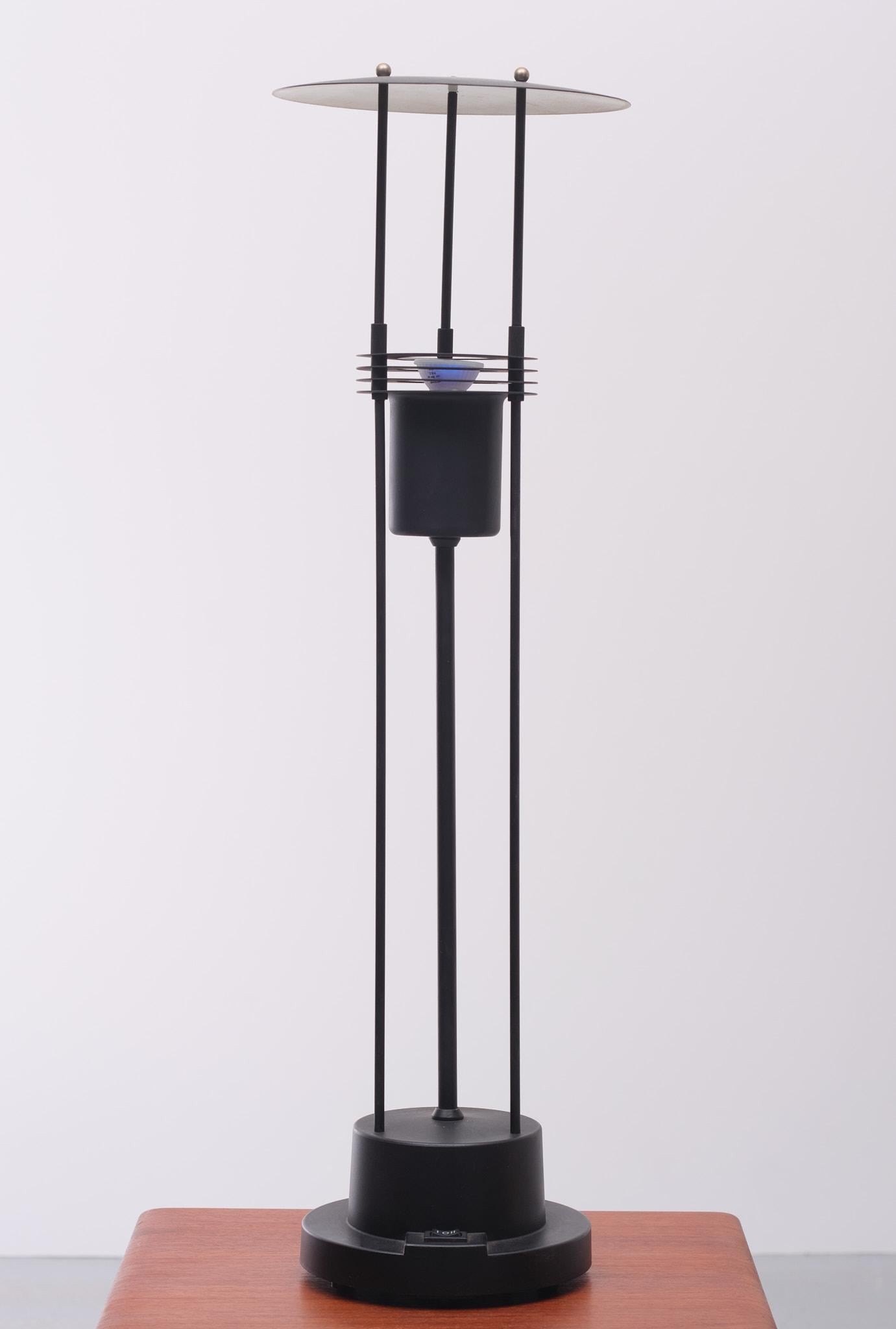 Bellissima lampada da tavolo alogena postmoderna. Due stativi per la luce.
Mi piace la forma di questa lampada.