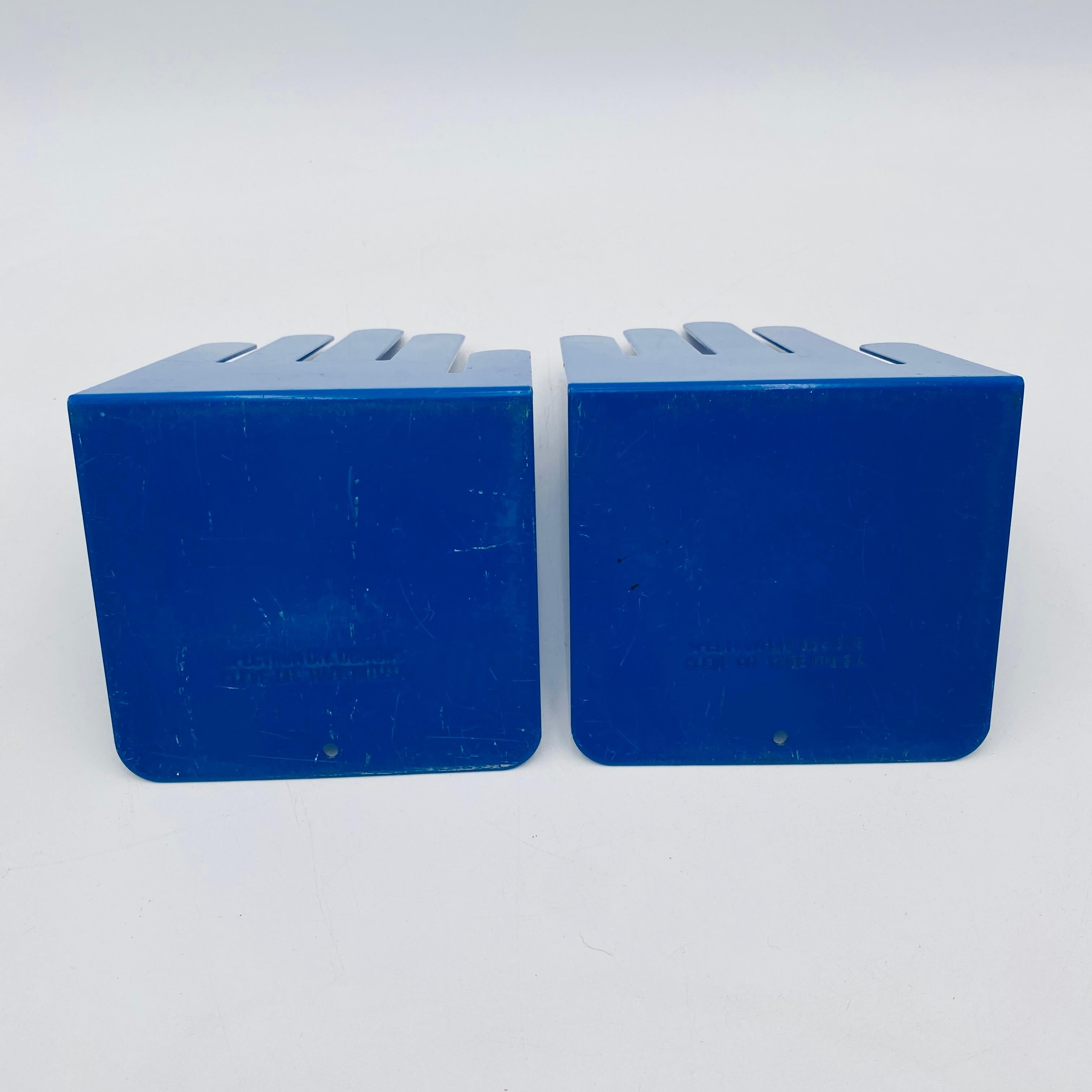 Post Modern Hand Buchstützen von Spectrum Div Designs Blau Metall Ausschnitt im Angebot 1
