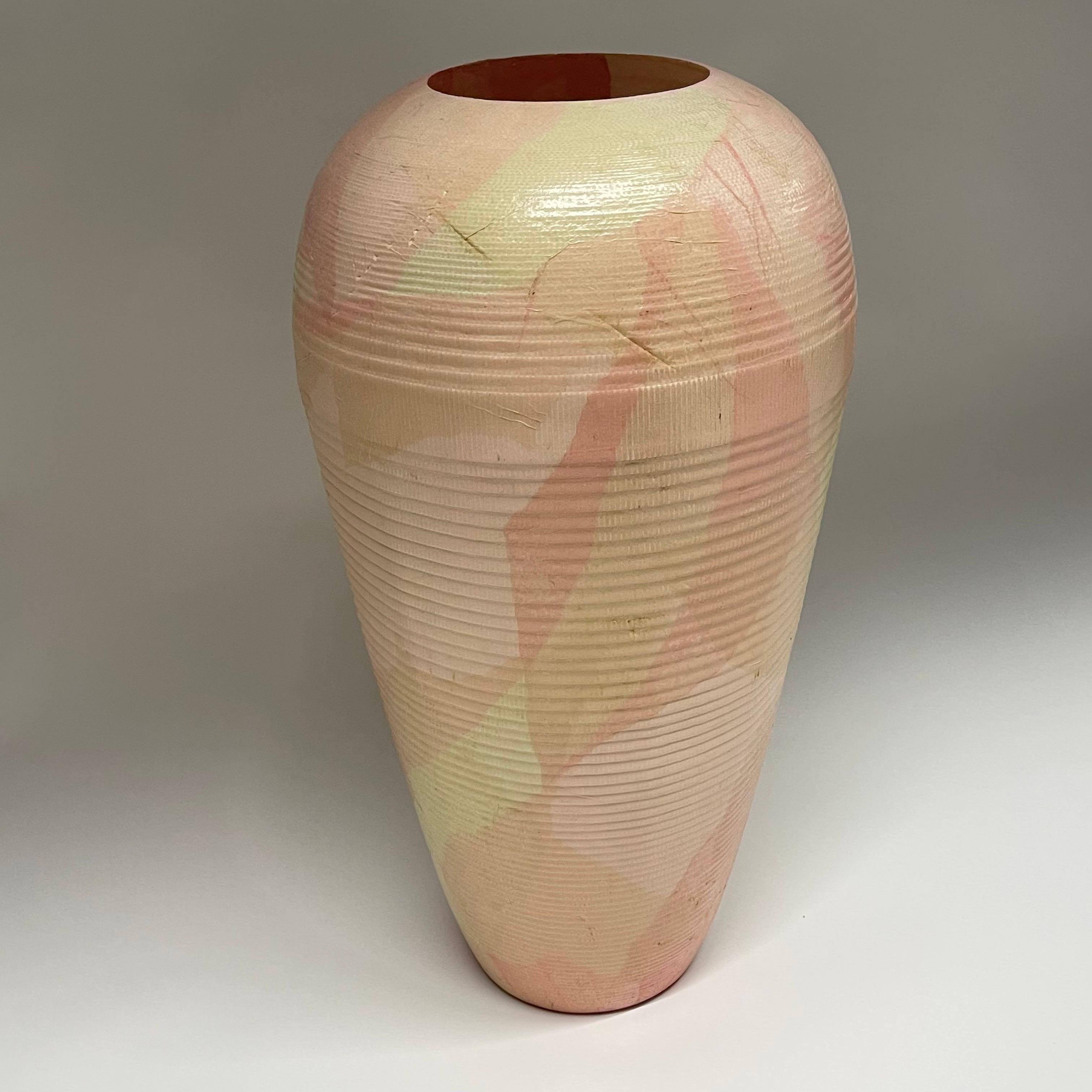 Postmoderne Vase en carton ondulé post-moderne peint à la main par Flute, Chicago, vers 1989 en vente